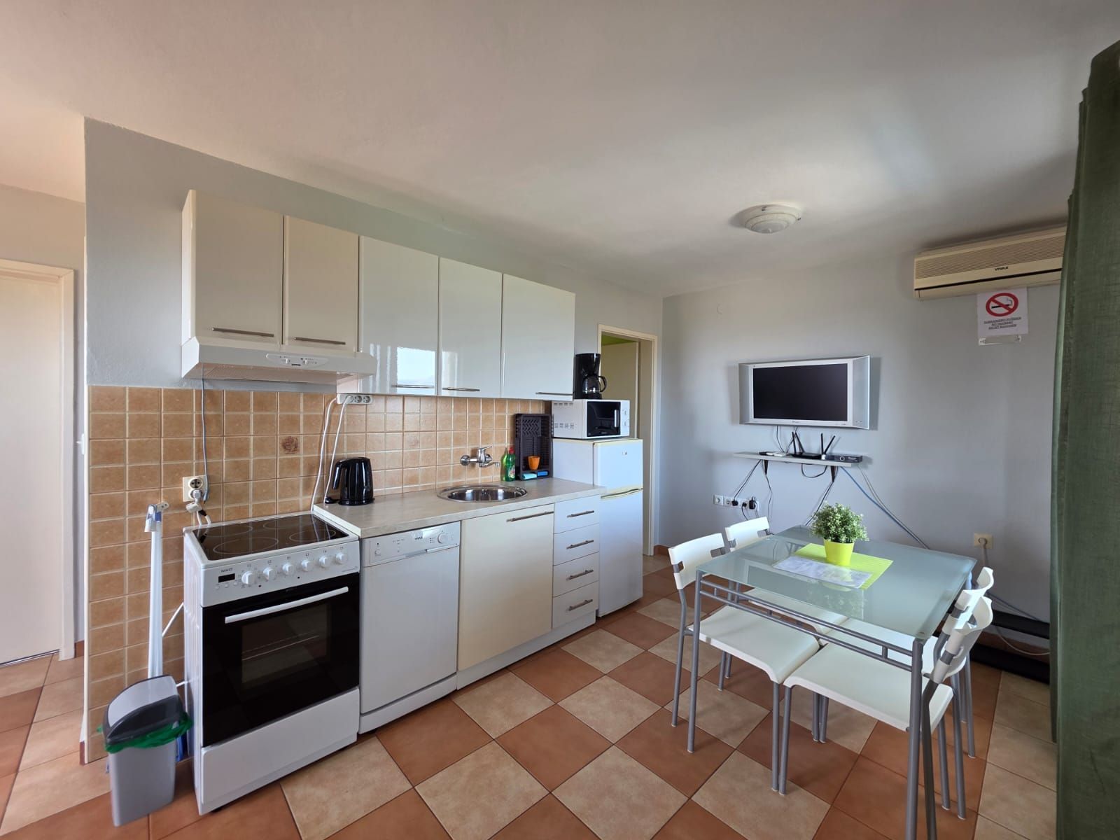 Na prodaju apartmanska vila površine 800 m² na placu od 520 m² sa 12 apartmana, bazenom i pogledom na more – Krimovica, Kotor - Amfora Real Estate