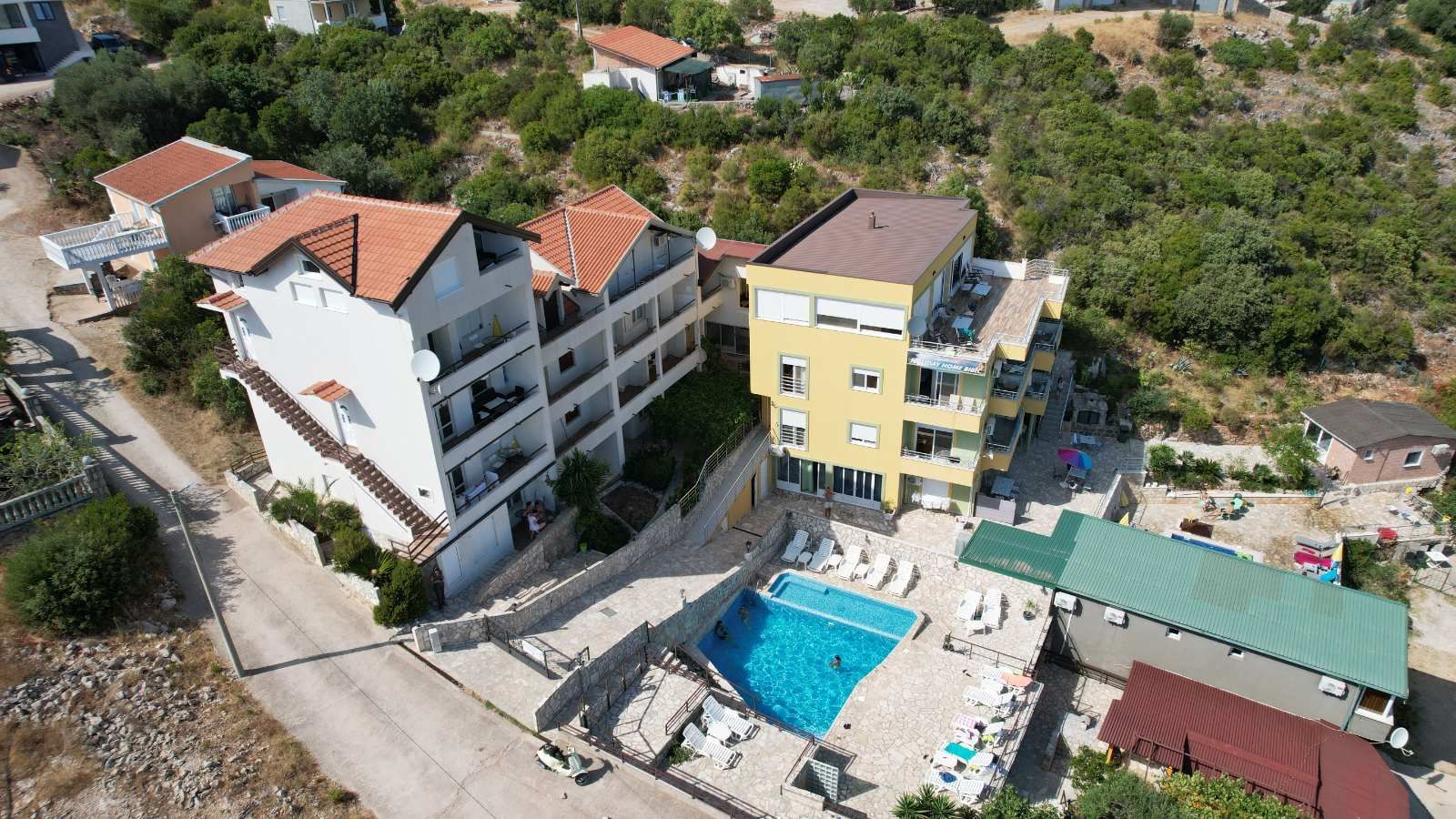 Na prodaju apartmanska vila površine 800 m² na placu od 520 m² sa 12 apartmana, bazenom i pogledom na more – Krimovica, Kotor - Amfora Real Estate
