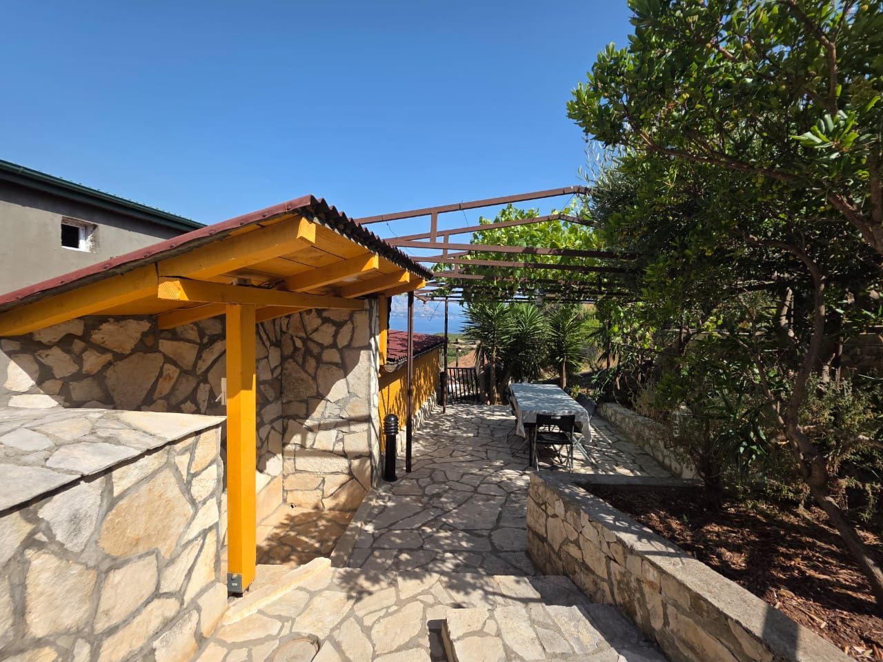 Na prodaju apartmanska vila površine 800 m² na placu od 520 m² sa 12 apartmana, bazenom i pogledom na more – Krimovica, Kotor - Amfora Real Estate