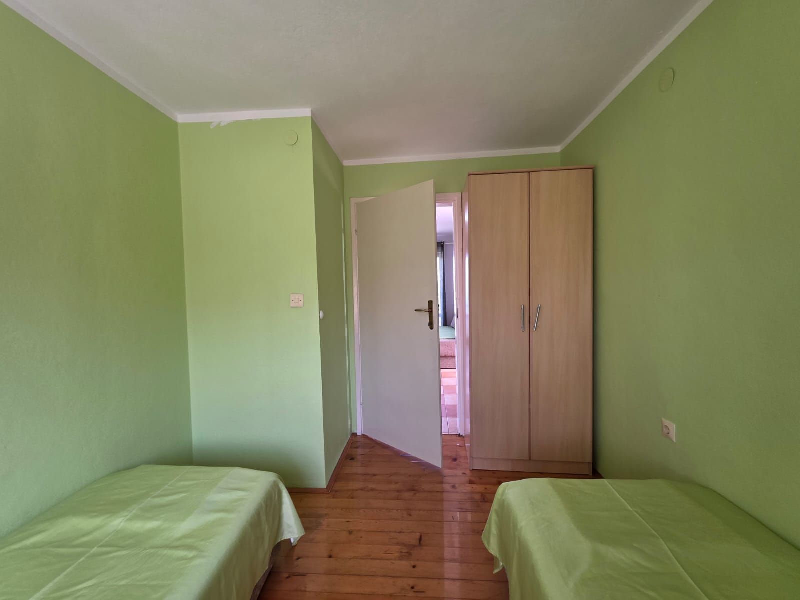 Na prodaju apartmanska vila površine 800 m² na placu od 520 m² sa 12 apartmana, bazenom i pogledom na more – Krimovica, Kotor - Amfora Real Estate