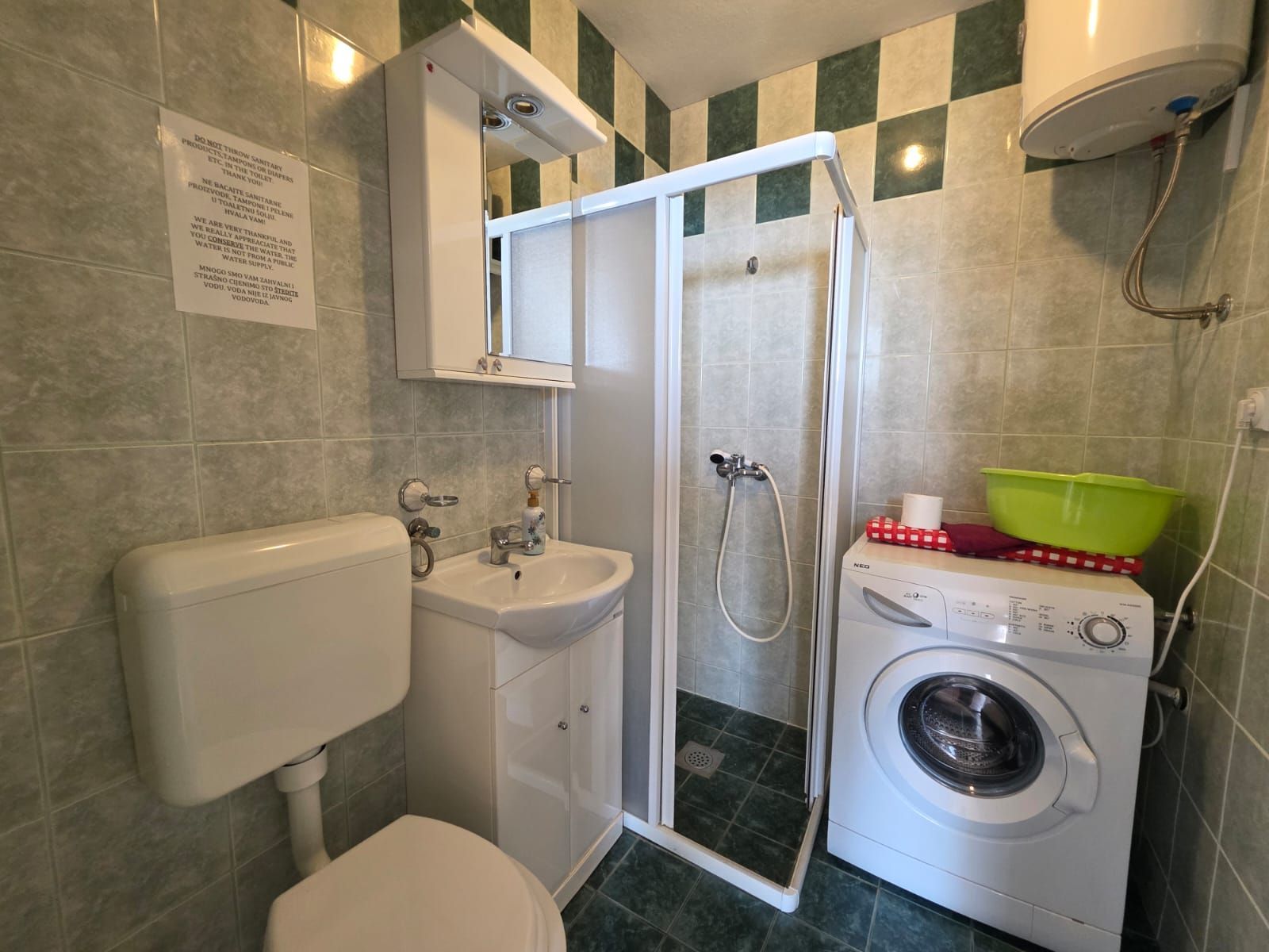 Na prodaju apartmanska vila površine 800 m² na placu od 520 m² sa 12 apartmana, bazenom i pogledom na more – Krimovica, Kotor - Amfora Real Estate