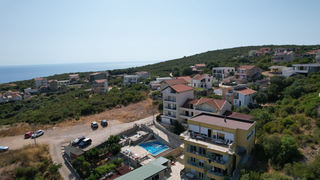 Na prodaju apartmanska vila površine 800 m² na placu od 520 m² sa 12 apartmana, bazenom i pogledom na more – Krimovica, Kotor - Amfora Real Estate
