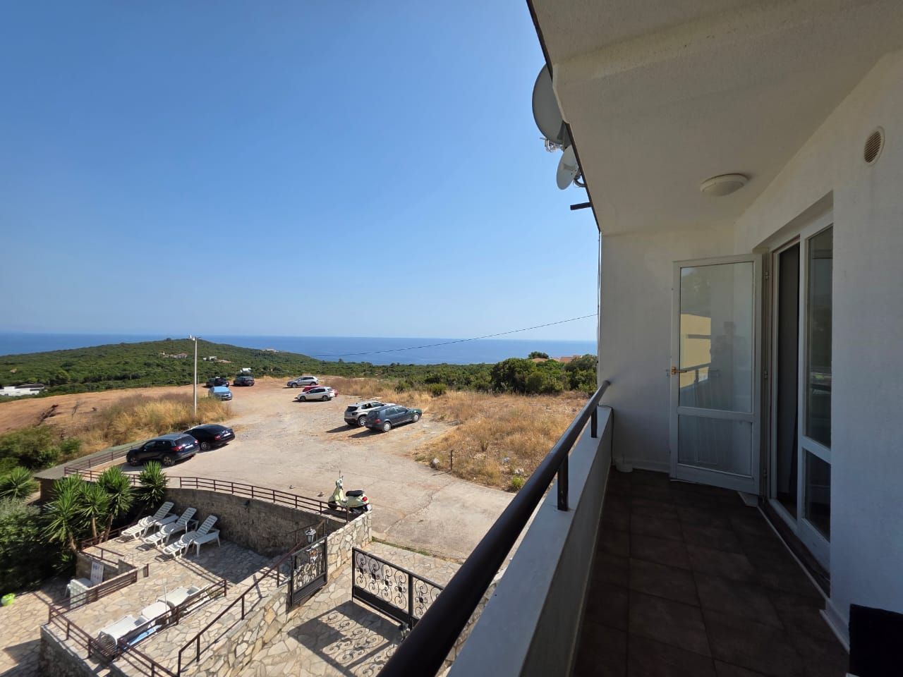 Na prodaju apartmanska vila površine 800 m² na placu od 520 m² sa 12 apartmana, bazenom i pogledom na more – Krimovica, Kotor - Amfora Real Estate