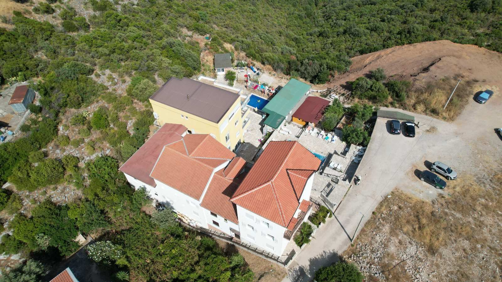 Na prodaju apartmanska vila površine 800 m² na placu od 520 m² sa 12 apartmana, bazenom i pogledom na more – Krimovica, Kotor - Amfora Real Estate