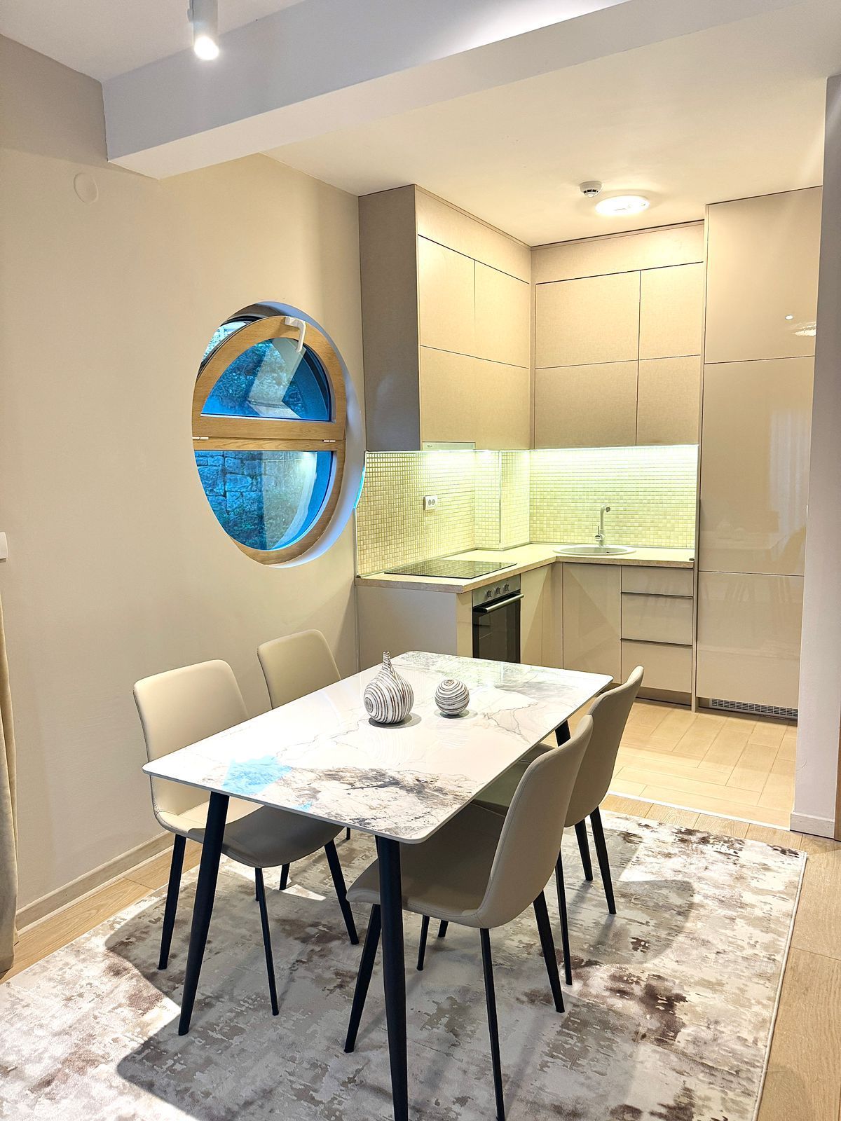 Przno-Luksuzan jednosoban stan 49m2 sa pogledom na more (IZDAVANJE NA DUZI PERIOD) - Amfora Real Estate