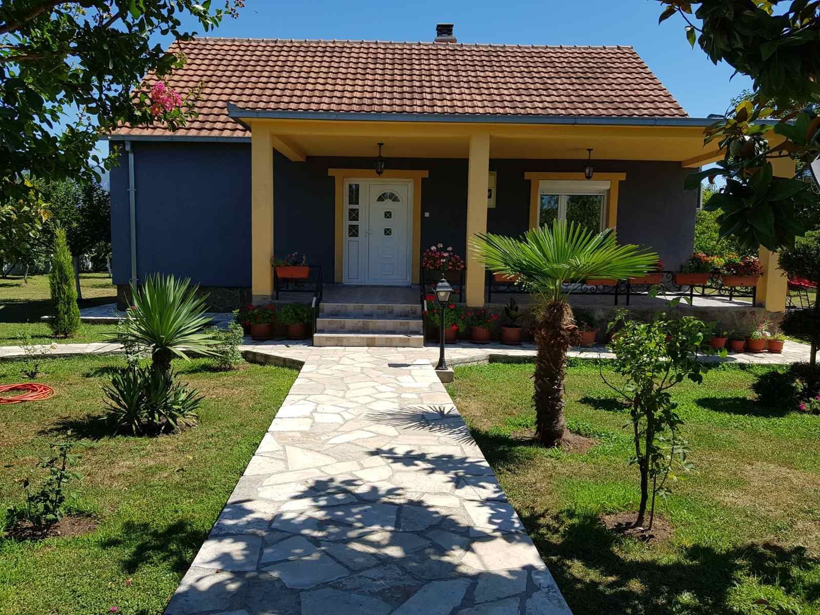 Prodaje se imanje od 3.000 m² sa dva kućna objekta, voćnjakom i garažom – Sušica, Danilovgrad - Amfora Real Estate