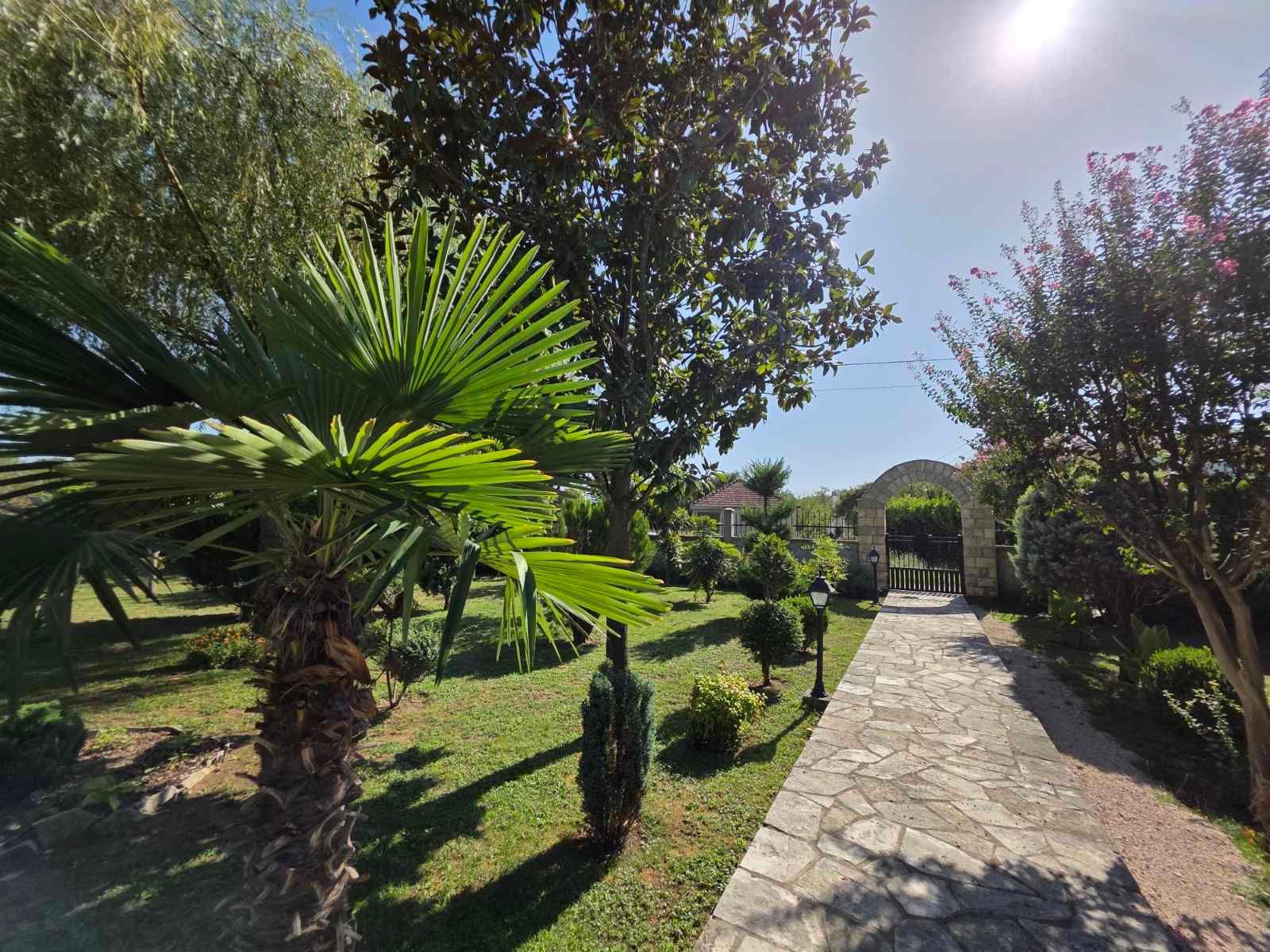 Prodaje se imanje od 3.000 m² sa dva kućna objekta, voćnjakom i garažom – Sušica, Danilovgrad - Amfora Real Estate