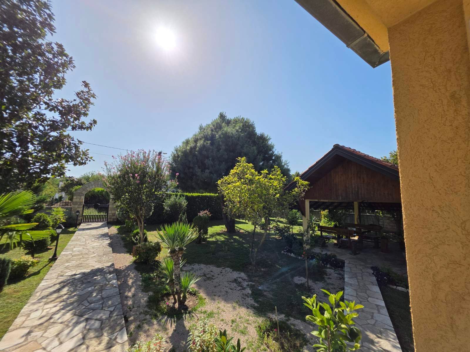 Prodaje se imanje od 3.000 m² sa dva kućna objekta, voćnjakom i garažom – Sušica, Danilovgrad - Amfora Real Estate