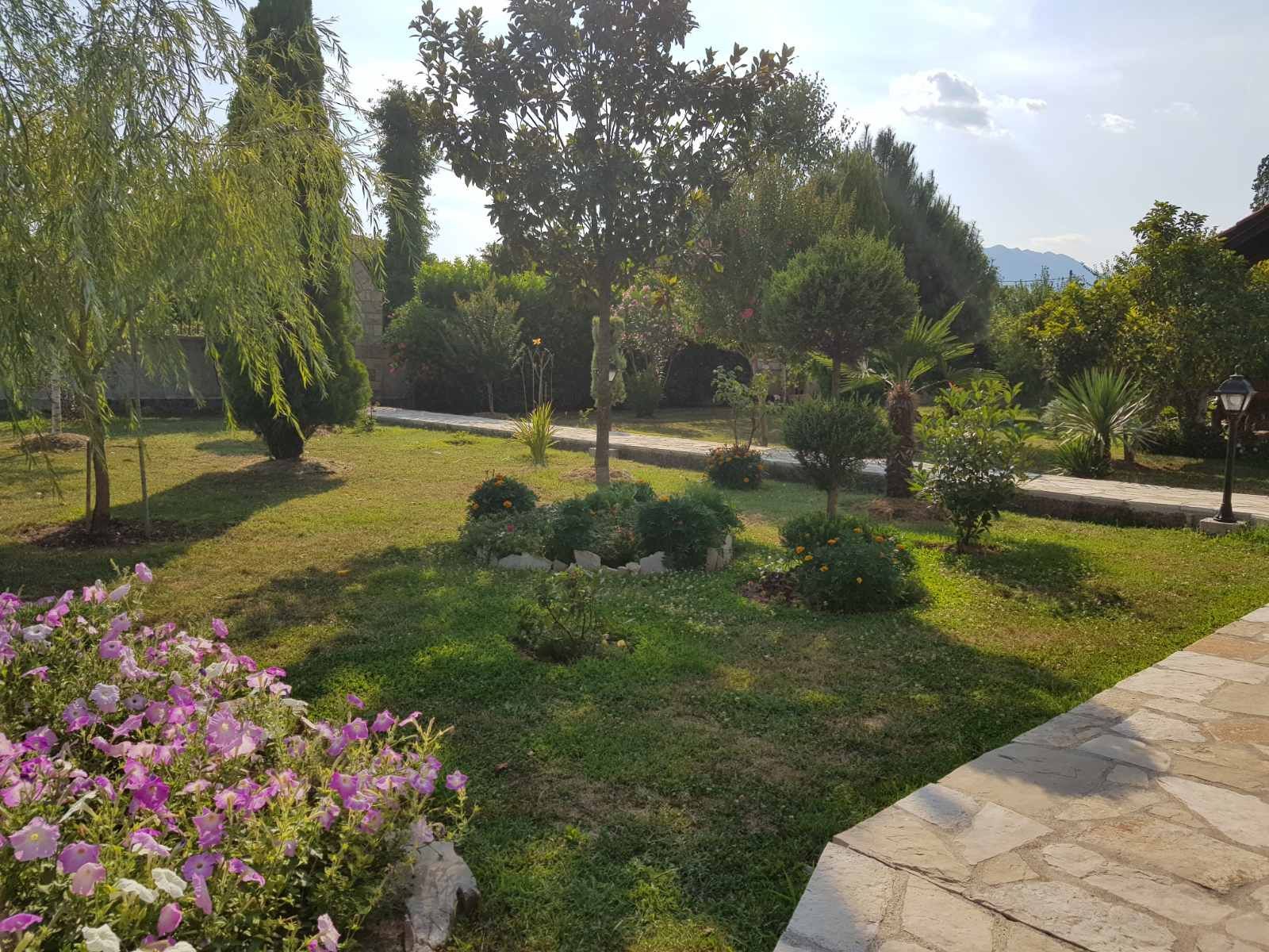 Prodaje se imanje od 3.000 m² sa dva kućna objekta, voćnjakom i garažom – Sušica, Danilovgrad - Amfora Real Estate