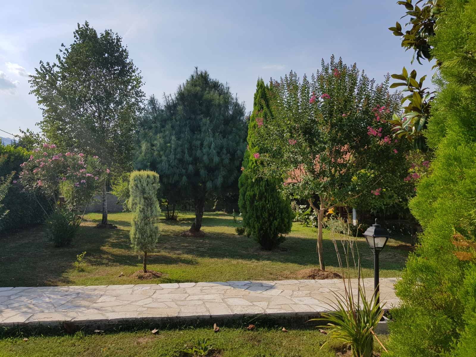 Prodaje se imanje od 3.000 m² sa dva kućna objekta, voćnjakom i garažom – Sušica, Danilovgrad - Amfora Real Estate