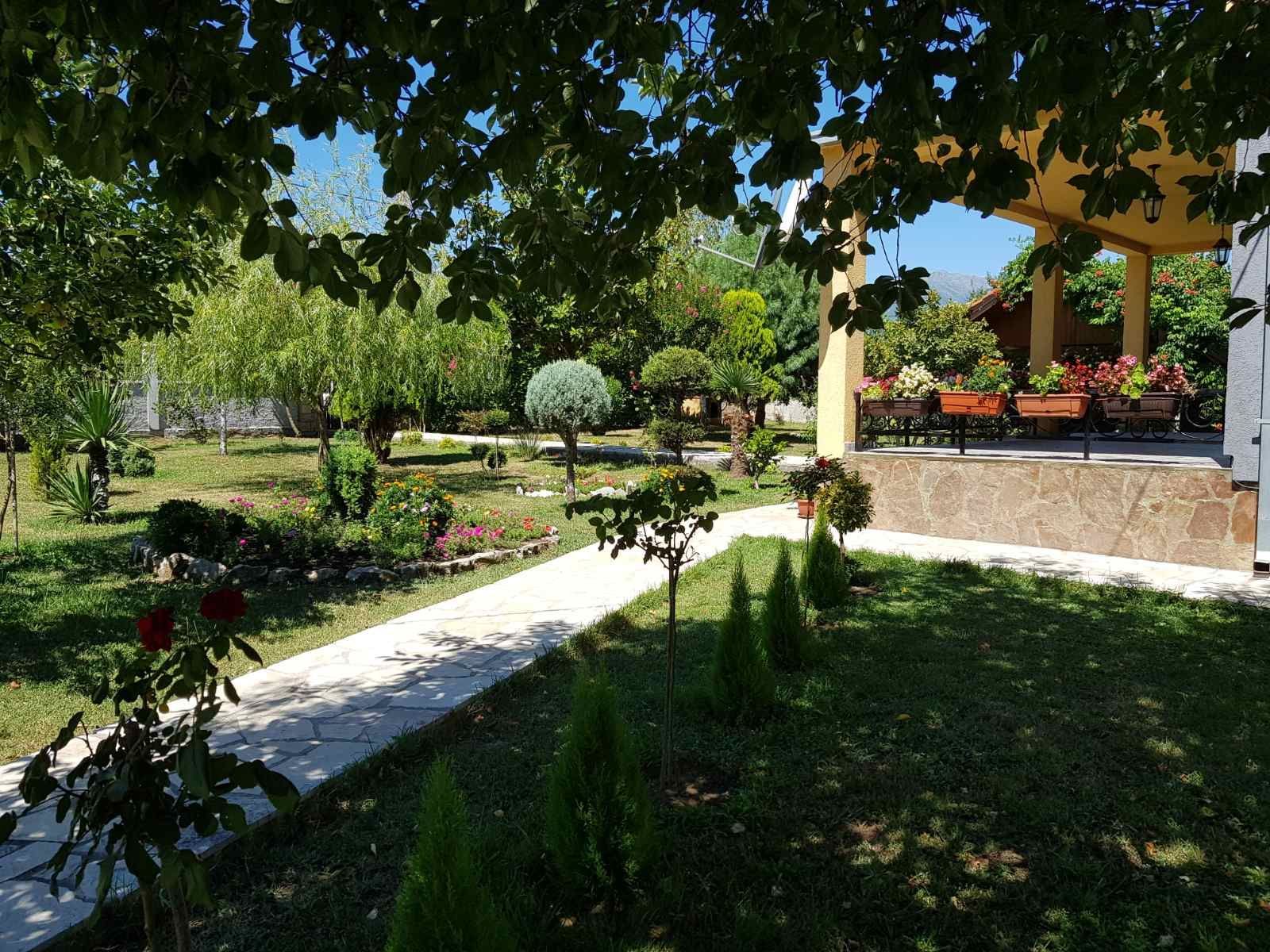 Prodaje se imanje od 3.000 m² sa dva kućna objekta, voćnjakom i garažom – Sušica, Danilovgrad - Amfora Real Estate