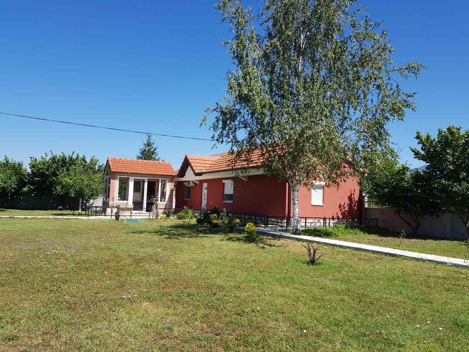 Prodaje se imanje od 3.000 m² sa dva kućna objekta, voćnjakom i garažom – Sušica, Danilovgrad - Amfora Real Estate