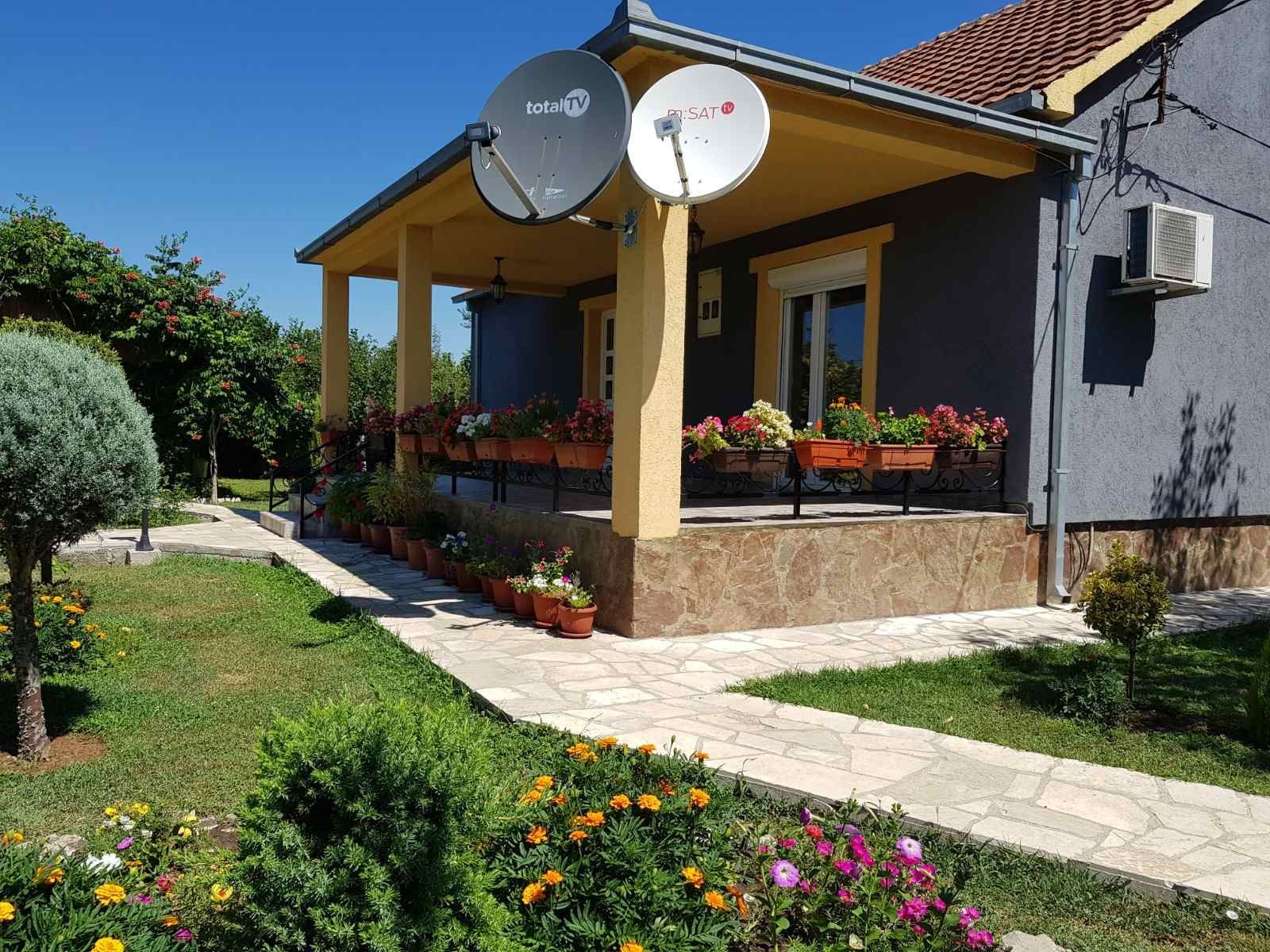 Prodaje se imanje od 3.000 m² sa dva kućna objekta, voćnjakom i garažom – Sušica, Danilovgrad - Amfora Real Estate