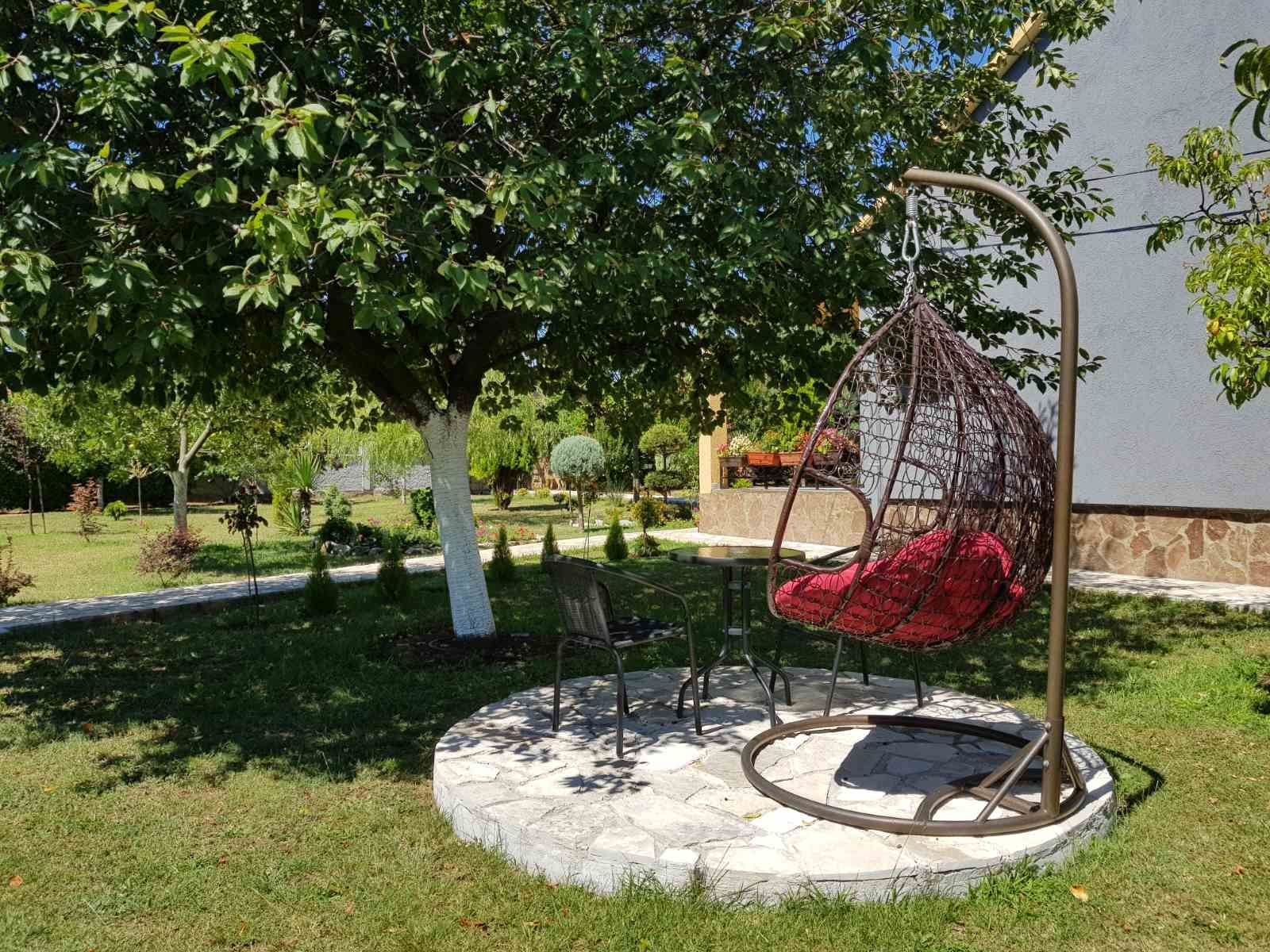 Prodaje se imanje od 3.000 m² sa dva kućna objekta, voćnjakom i garažom – Sušica, Danilovgrad - Amfora Real Estate