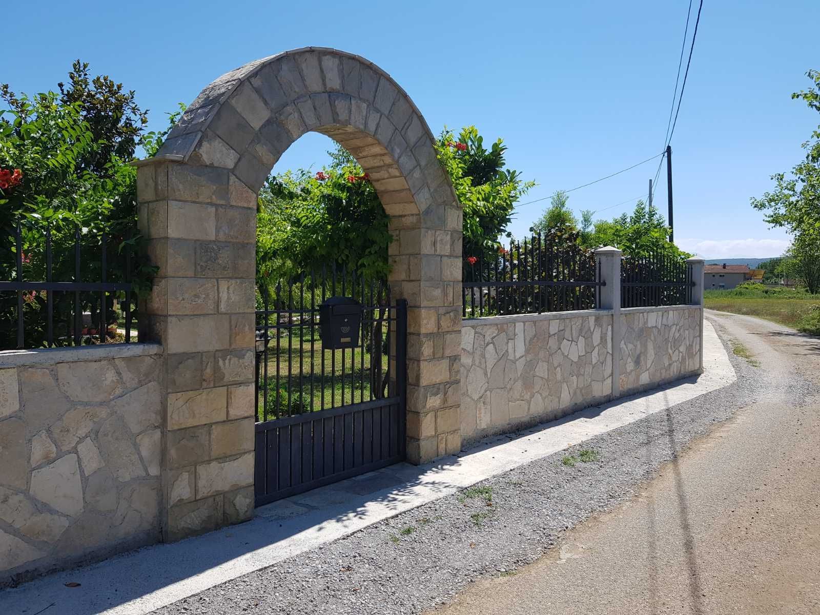 Prodaje se imanje od 3.000 m² sa dva kućna objekta, voćnjakom i garažom – Sušica, Danilovgrad - Amfora Real Estate