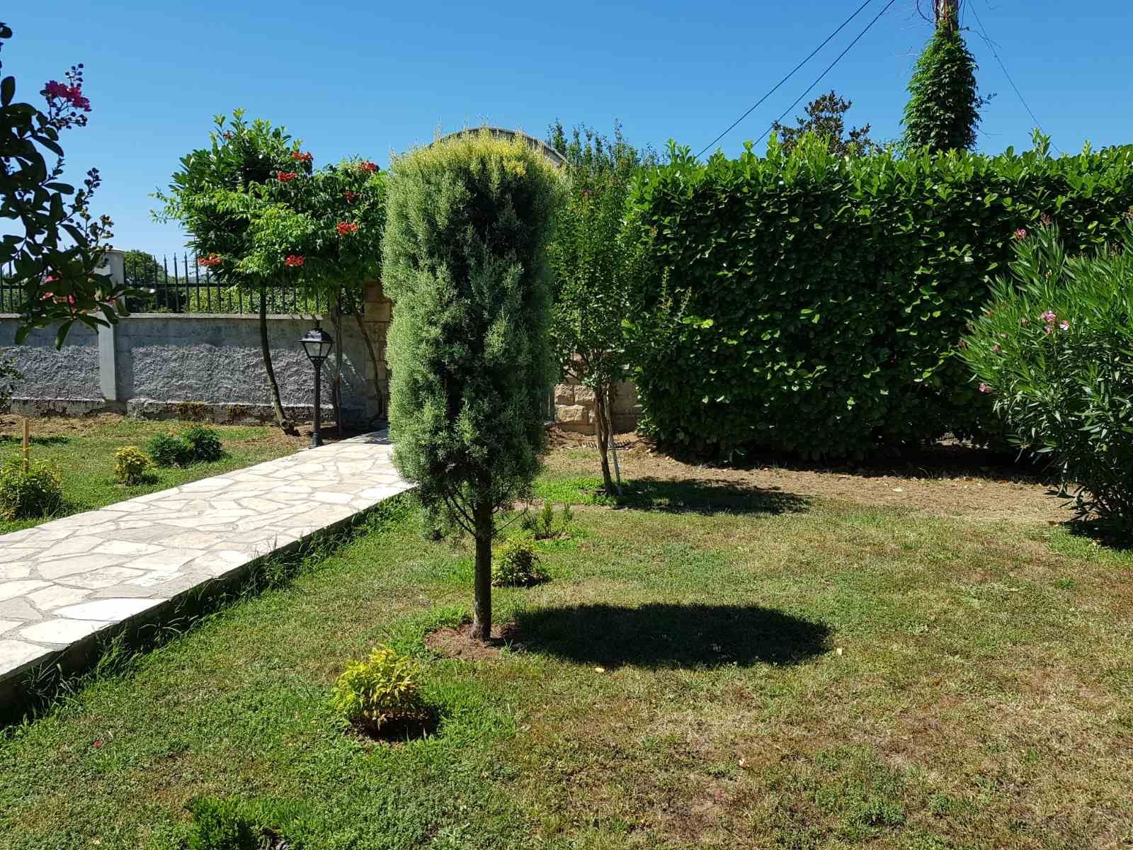 Prodaje se imanje od 3.000 m² sa dva kućna objekta, voćnjakom i garažom – Sušica, Danilovgrad - Amfora Real Estate