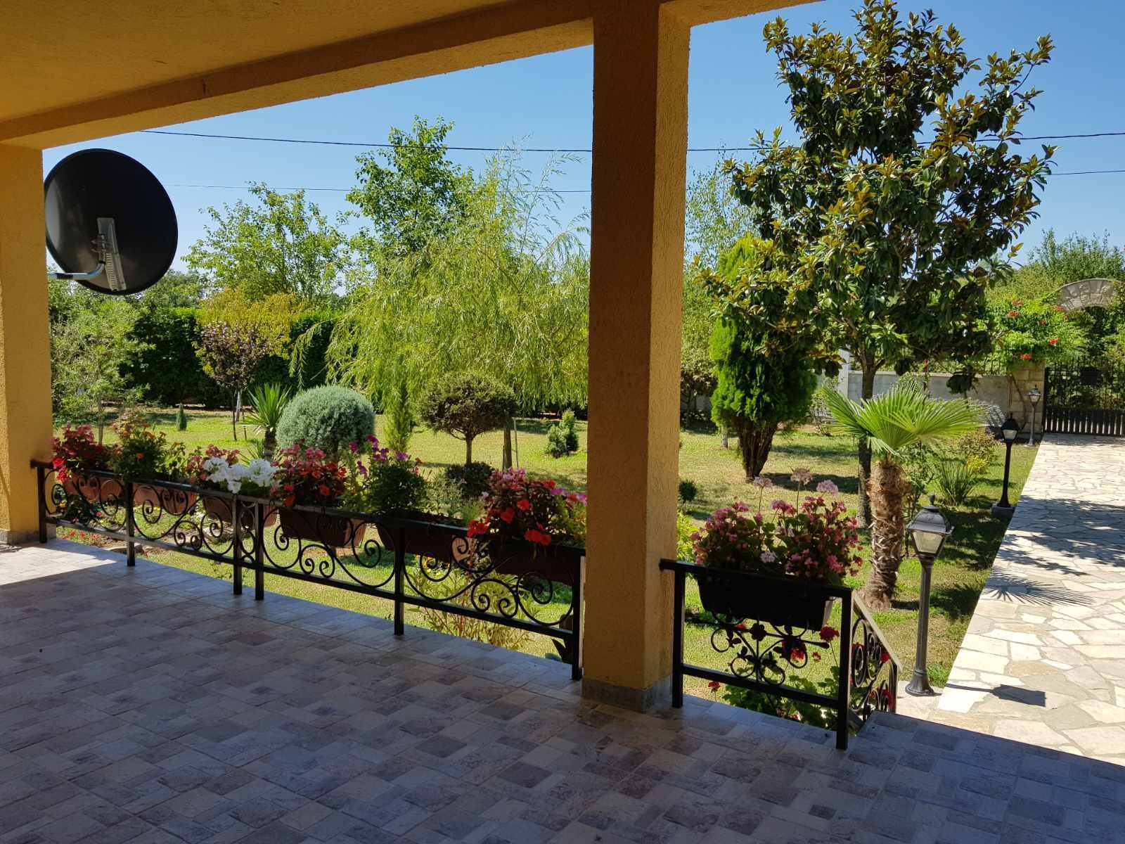 Prodaje se imanje od 3.000 m² sa dva kućna objekta, voćnjakom i garažom – Sušica, Danilovgrad - Amfora Real Estate