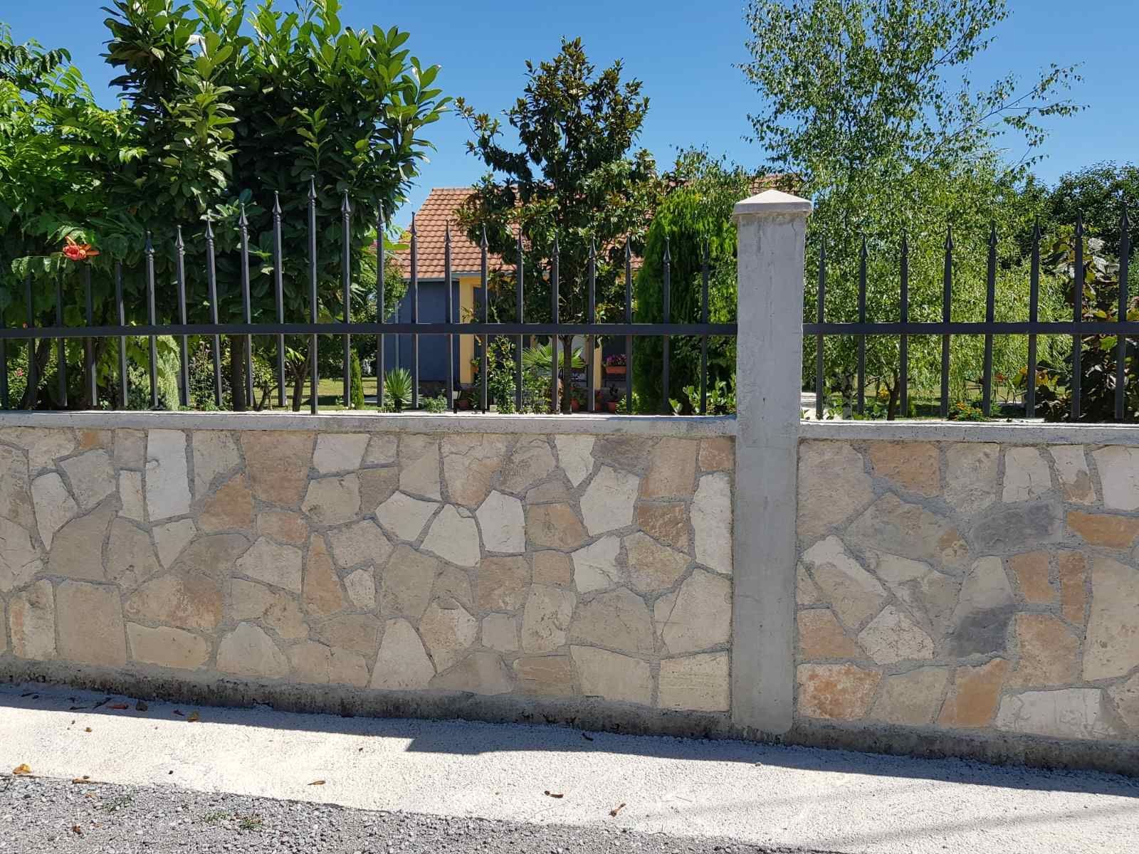 Prodaje se imanje od 3.000 m² sa dva kućna objekta, voćnjakom i garažom – Sušica, Danilovgrad - Amfora Real Estate