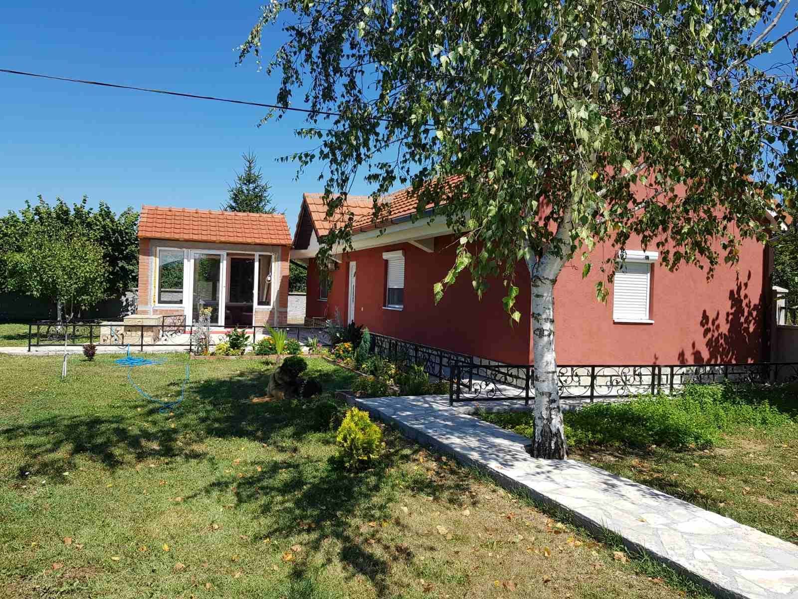 Prodaje se imanje od 3.000 m² sa dva kućna objekta, voćnjakom i garažom – Sušica, Danilovgrad - Amfora Real Estate