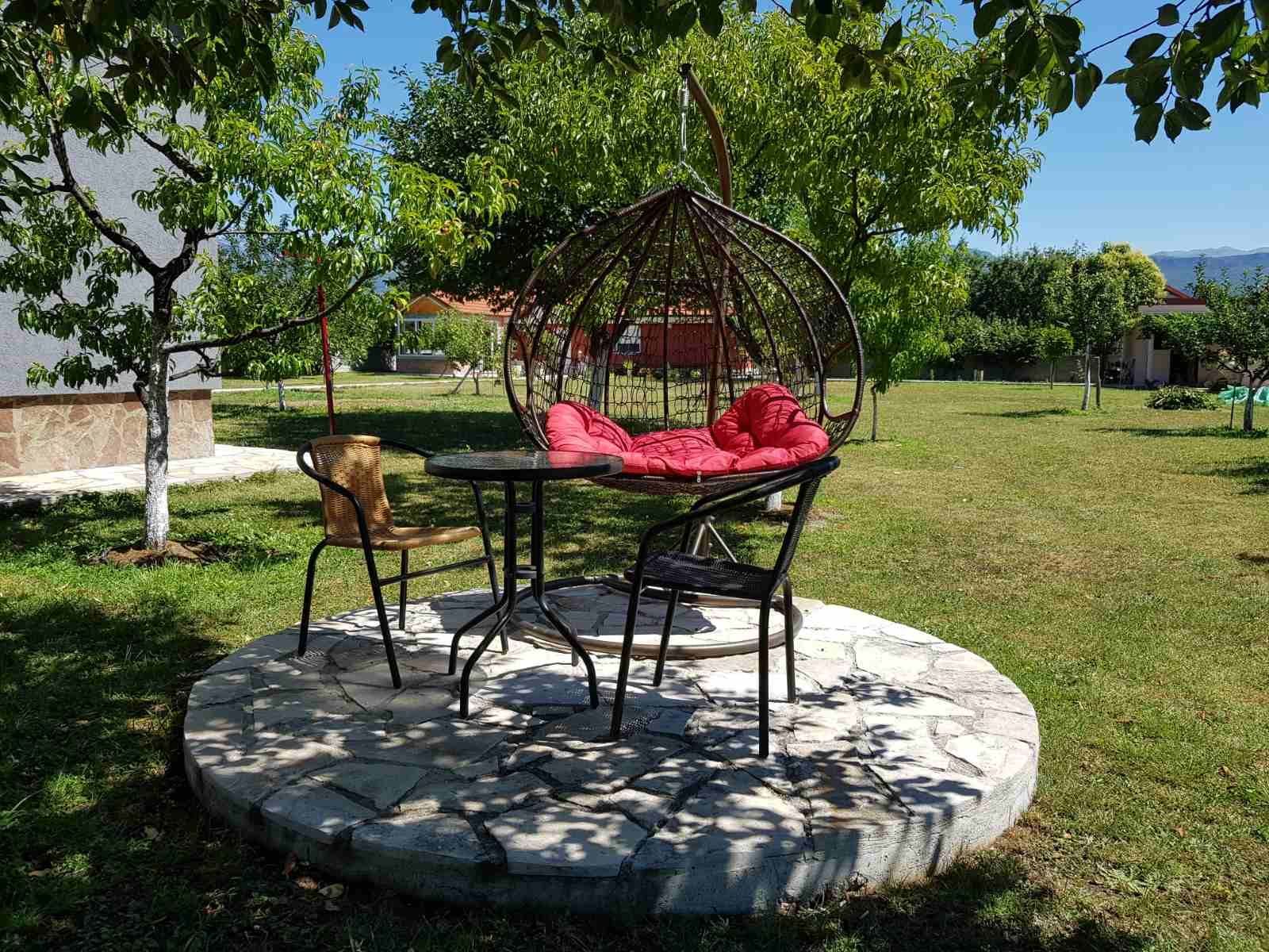 Prodaje se imanje od 3.000 m² sa dva kućna objekta, voćnjakom i garažom – Sušica, Danilovgrad - Amfora Real Estate