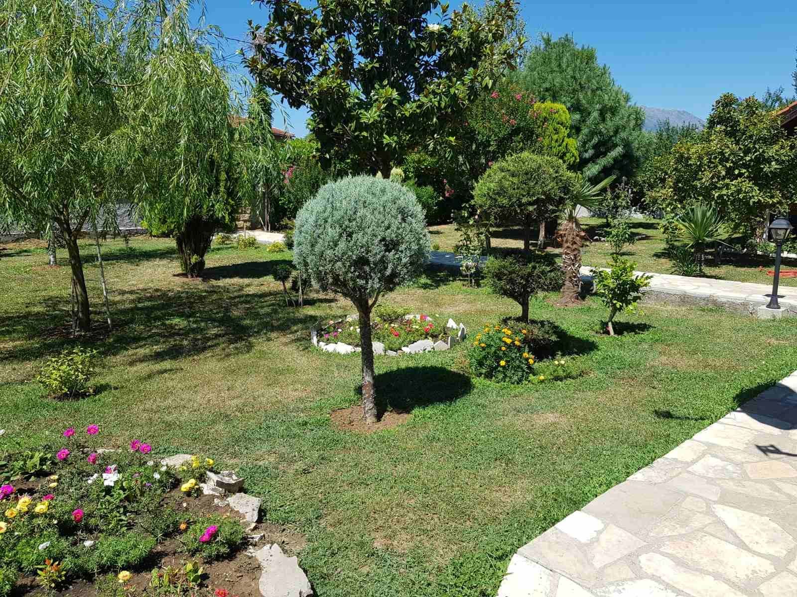 Prodaje se imanje od 3.000 m² sa dva kućna objekta, voćnjakom i garažom – Sušica, Danilovgrad - Amfora Real Estate