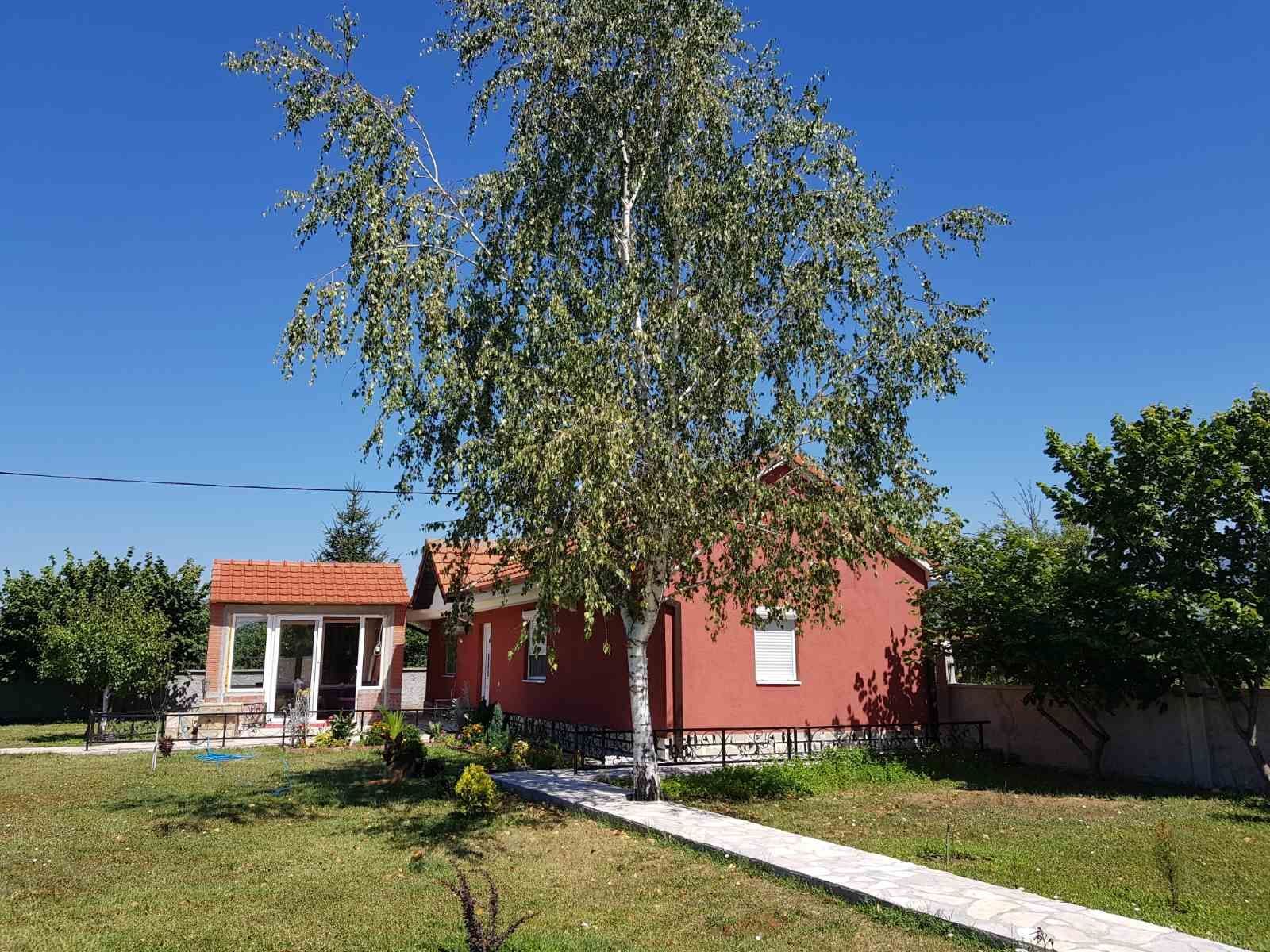 Prodaje se imanje od 3.000 m² sa dva kućna objekta, voćnjakom i garažom – Sušica, Danilovgrad - Amfora Real Estate