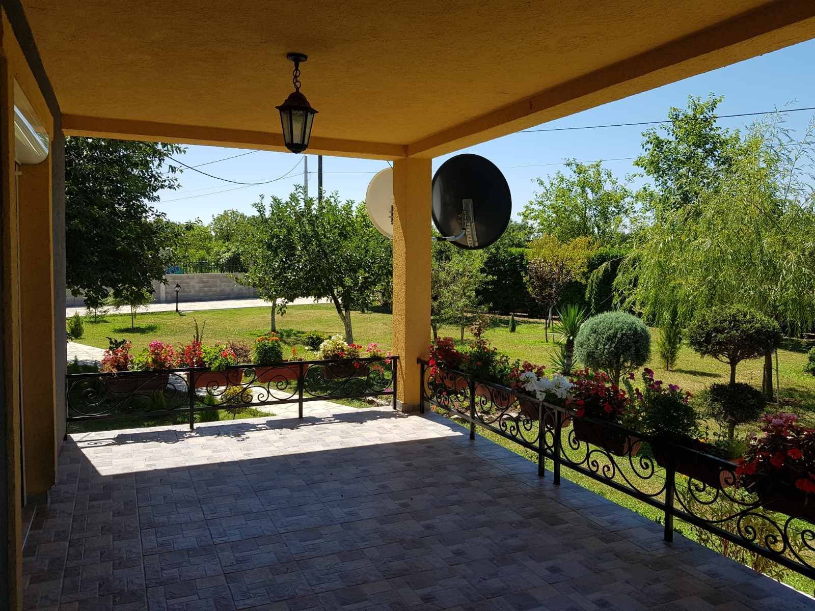 Prodaje se imanje od 3.000 m² sa dva kućna objekta, voćnjakom i garažom – Sušica, Danilovgrad - Amfora Real Estate