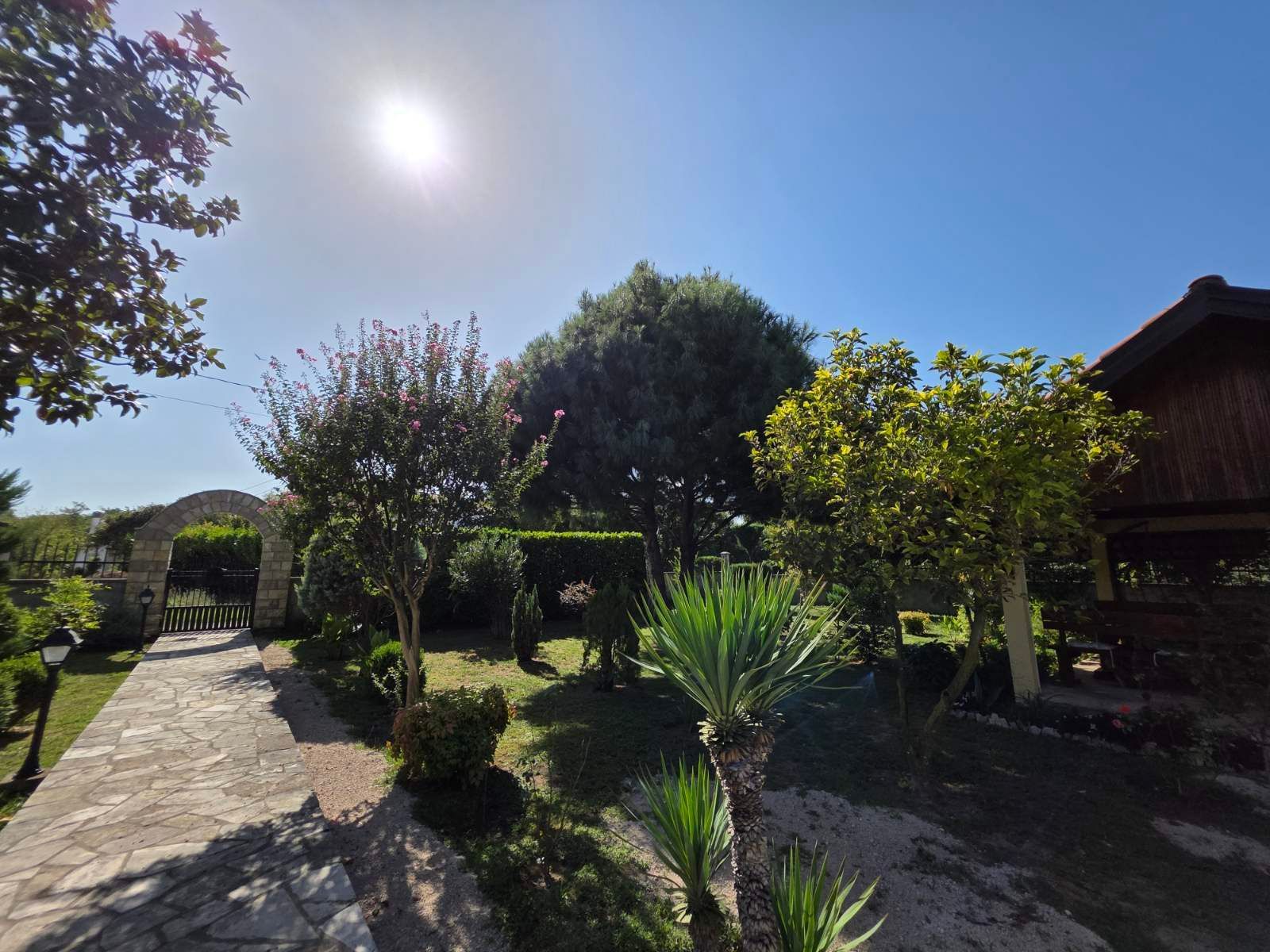 Prodaje se imanje od 3.000 m² sa dva kućna objekta, voćnjakom i garažom – Sušica, Danilovgrad - Amfora Real Estate