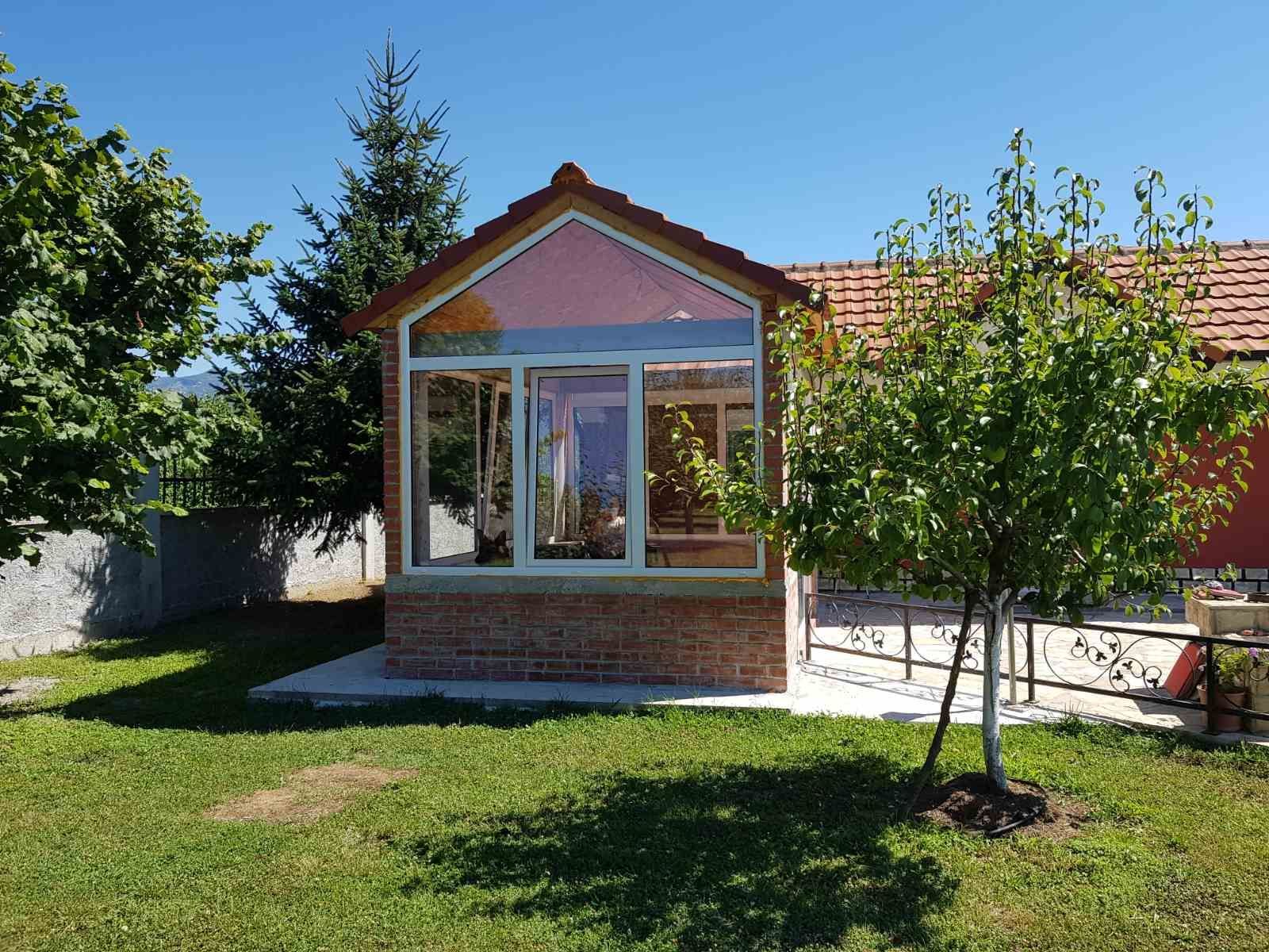 Prodaje se imanje od 3.000 m² sa dva kućna objekta, voćnjakom i garažom – Sušica, Danilovgrad - Amfora Real Estate