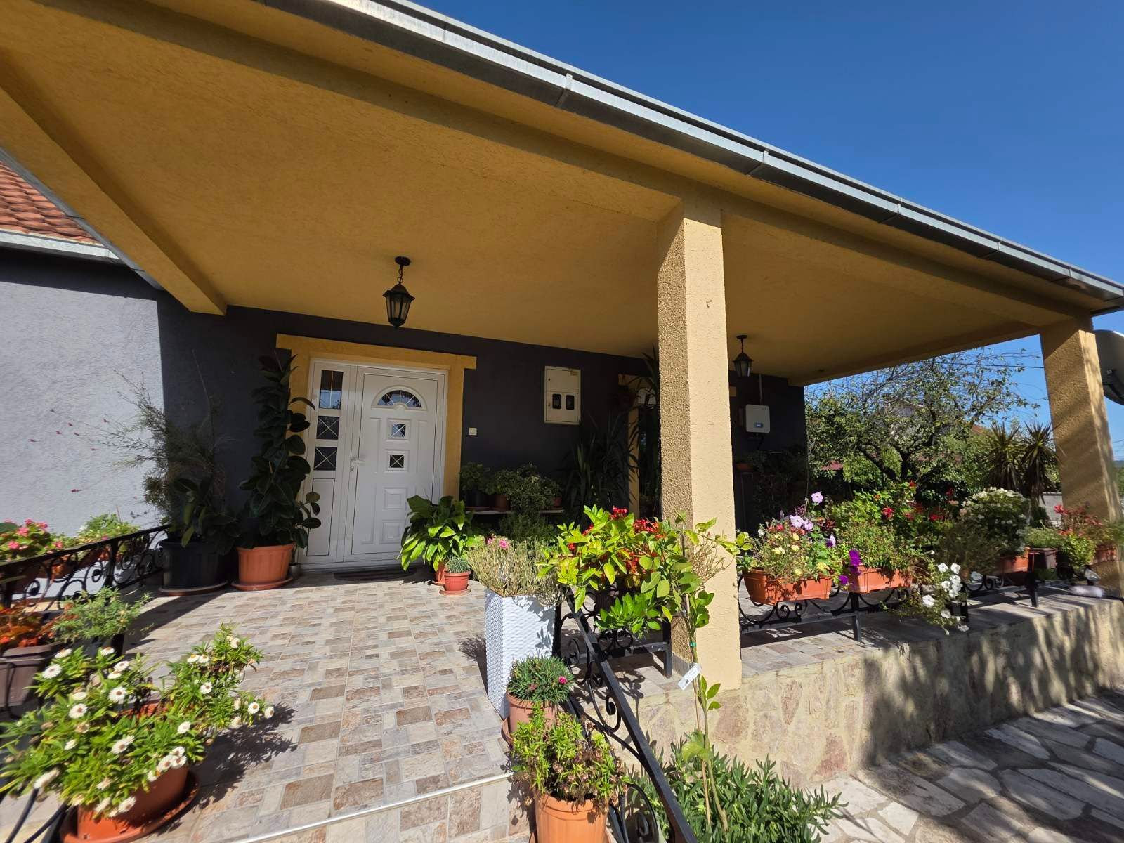 Prodaje se imanje od 3.000 m² sa dva kućna objekta, voćnjakom i garažom – Sušica, Danilovgrad - Amfora Real Estate