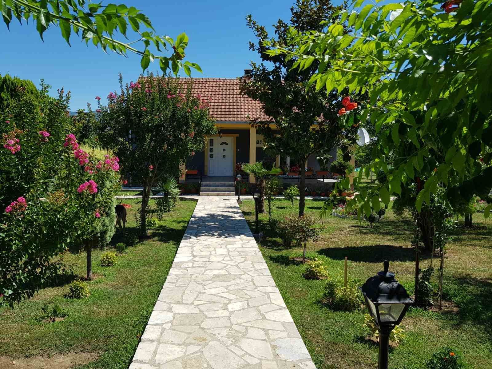 Prodaje se imanje od 3.000 m² sa dva kućna objekta, voćnjakom i garažom – Sušica, Danilovgrad - Amfora Real Estate