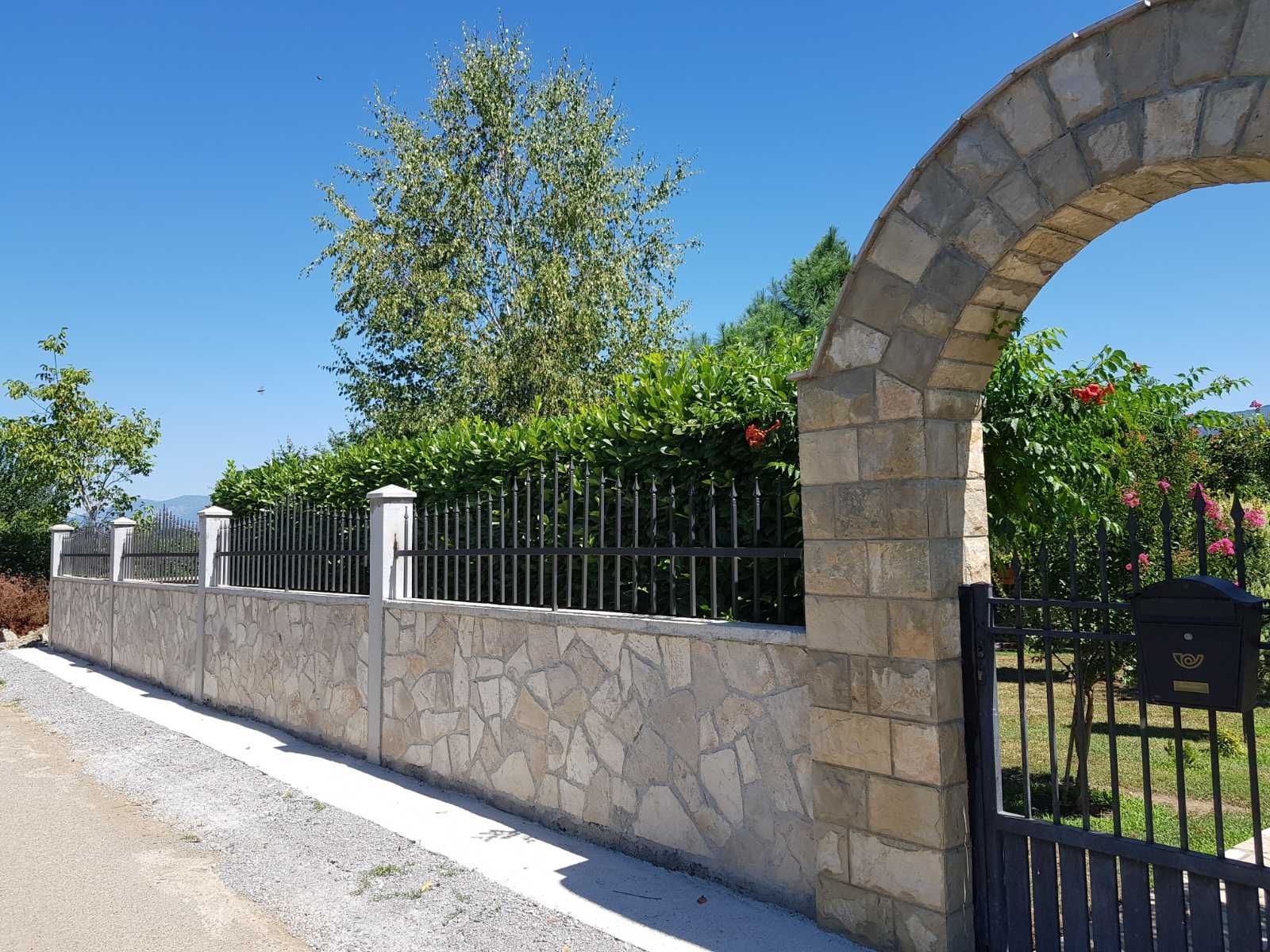 Prodaje se imanje od 3.000 m² sa dva kućna objekta, voćnjakom i garažom – Sušica, Danilovgrad - Amfora Real Estate