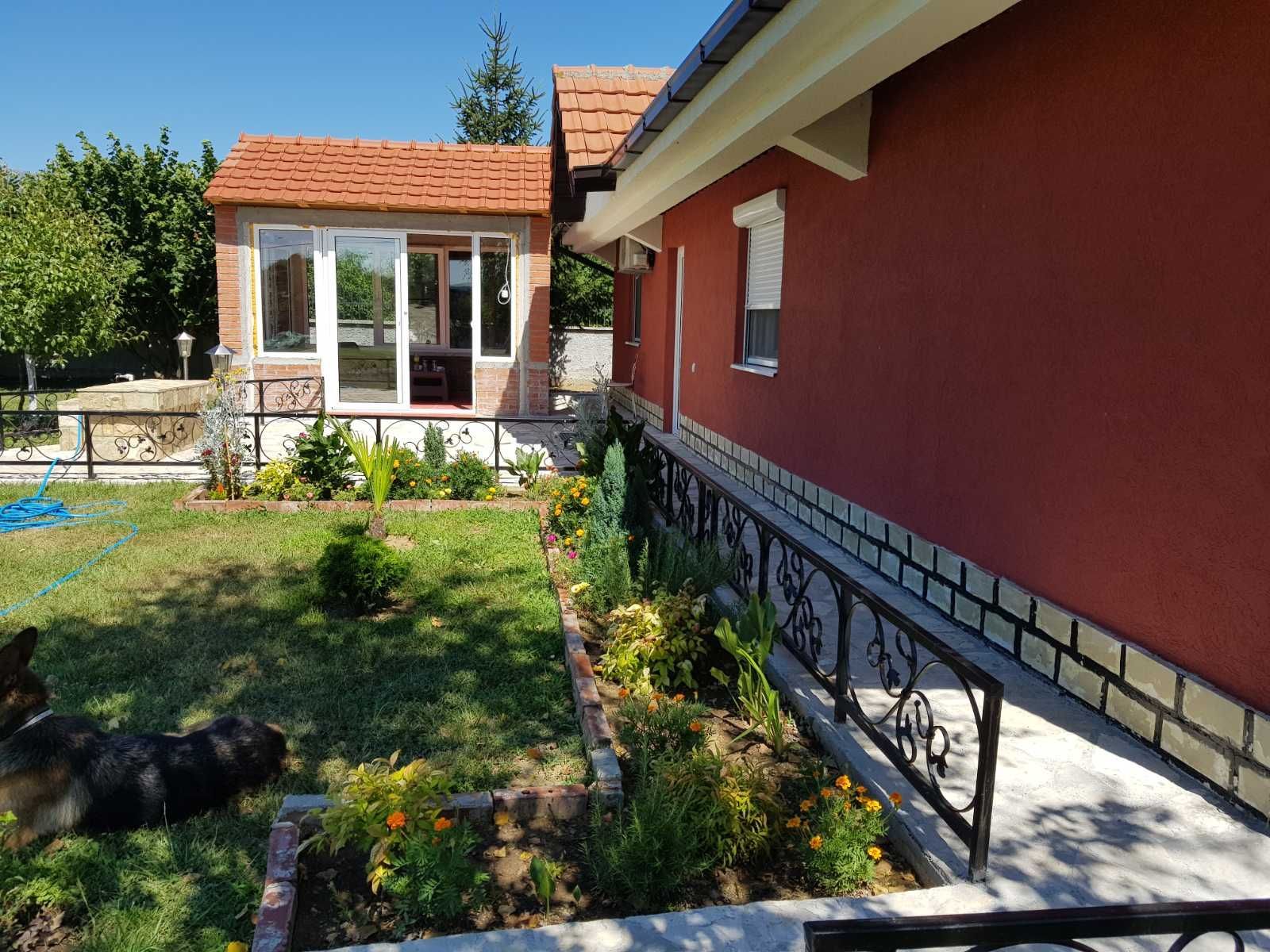 Prodaje se imanje od 3.000 m² sa dva kućna objekta, voćnjakom i garažom – Sušica, Danilovgrad - Amfora Real Estate