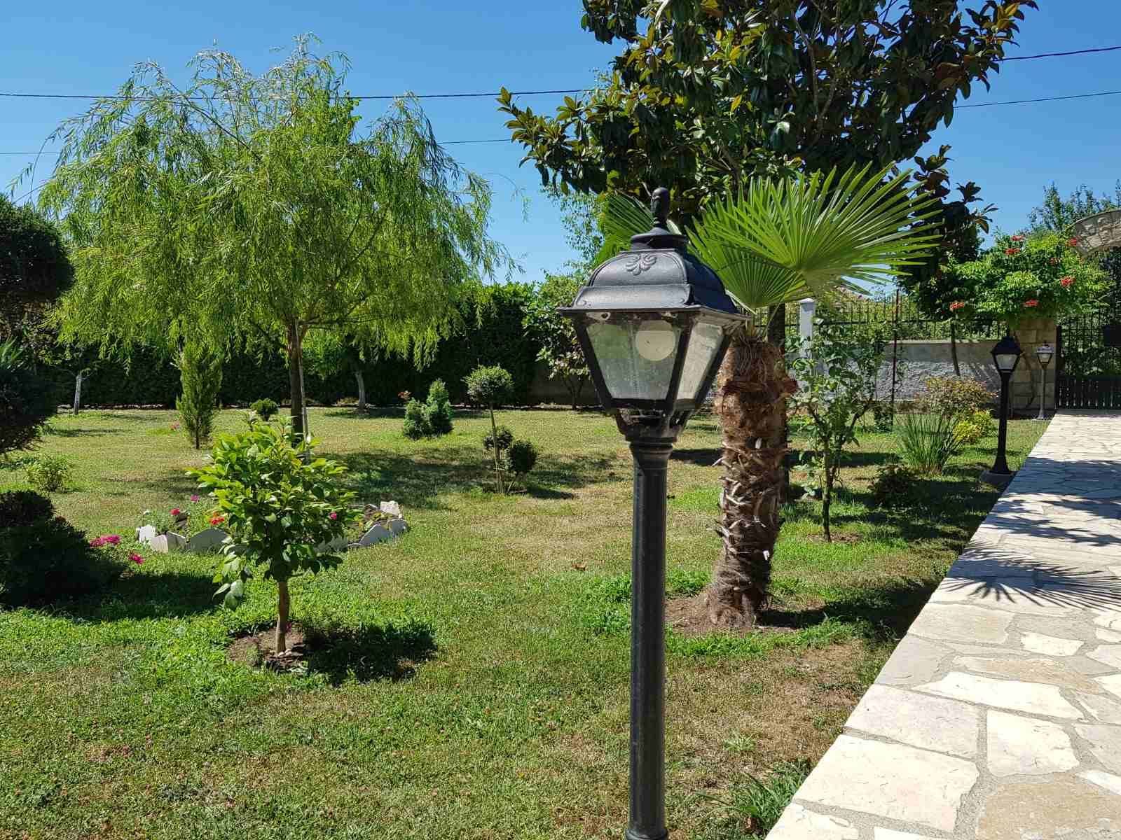 Prodaje se imanje od 3.000 m² sa dva kućna objekta, voćnjakom i garažom – Sušica, Danilovgrad - Amfora Real Estate