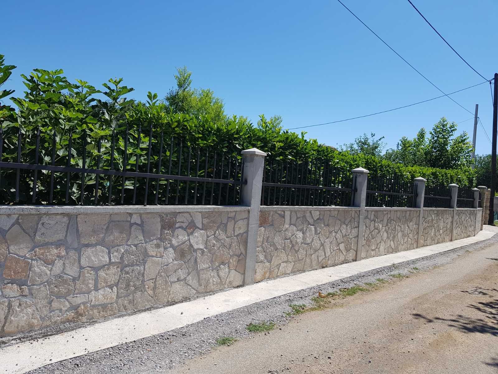 Prodaje se imanje od 3.000 m² sa dva kućna objekta, voćnjakom i garažom – Sušica, Danilovgrad - Amfora Real Estate