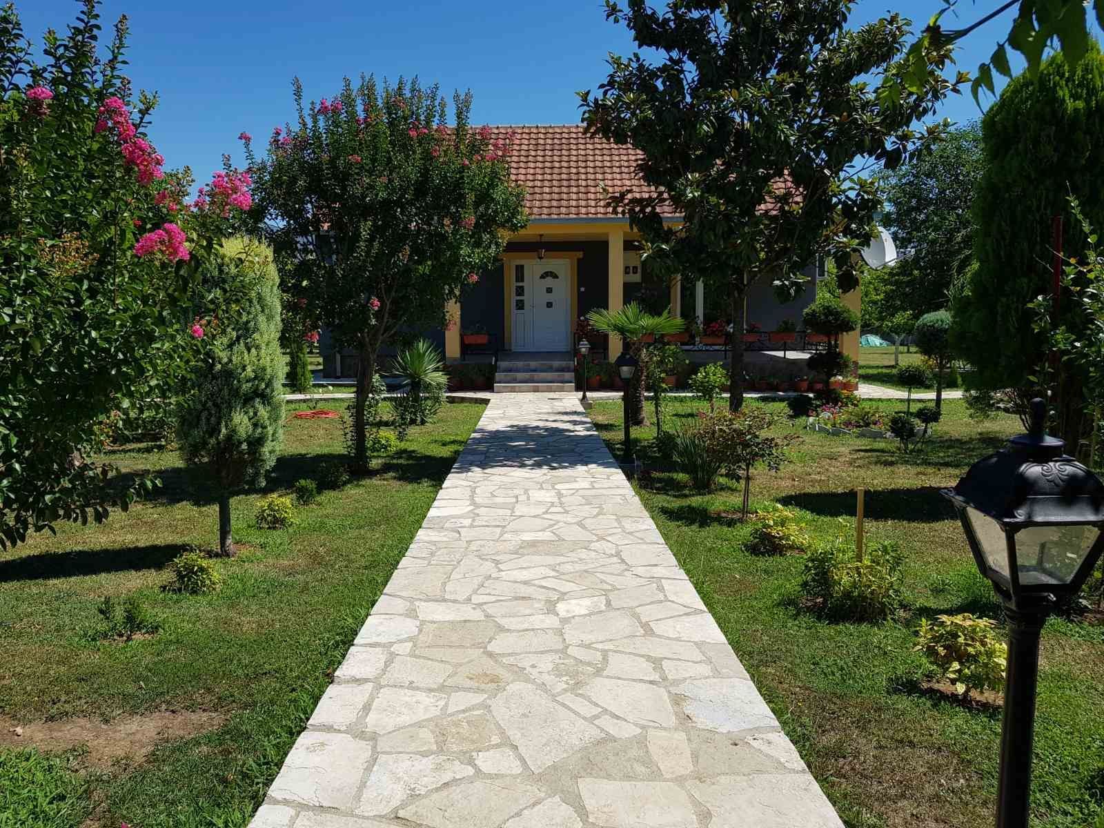 Prodaje se imanje od 3.000 m² sa dva kućna objekta, voćnjakom i garažom – Sušica, Danilovgrad - Amfora Real Estate