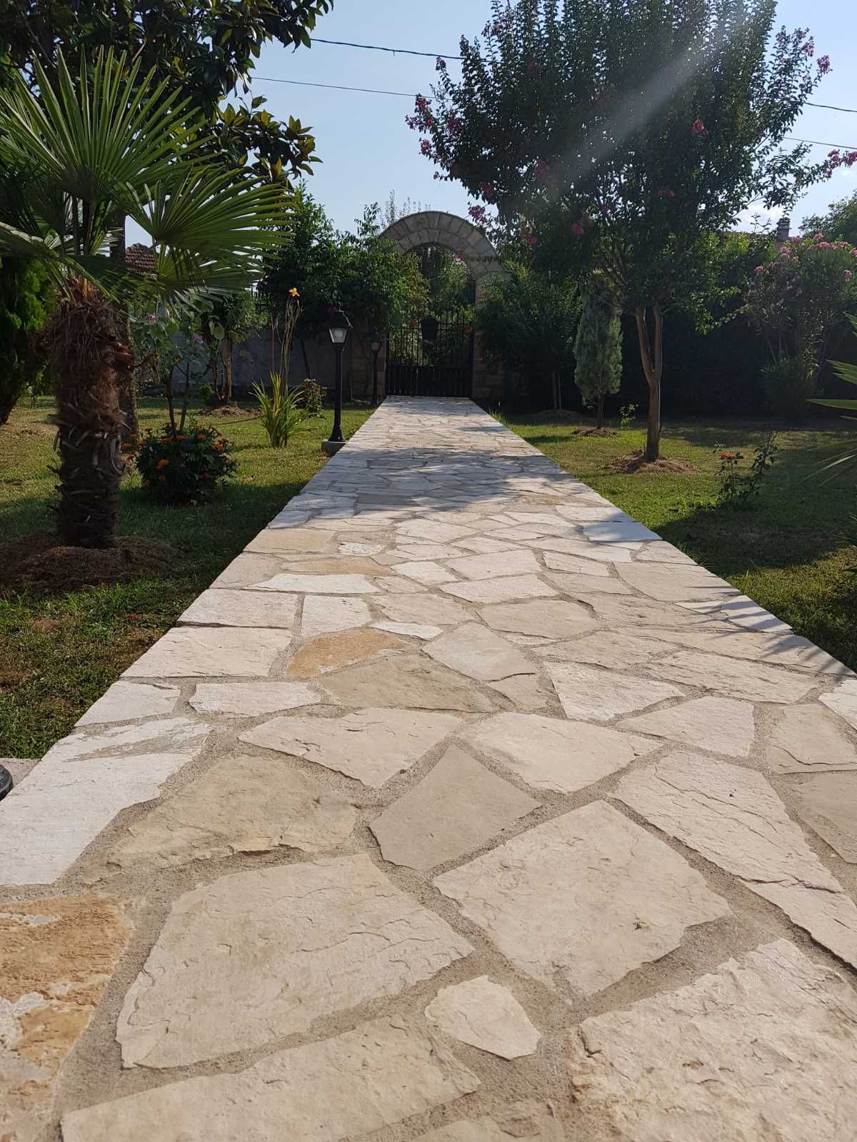 Prodaje se imanje od 3.000 m² sa dva kućna objekta, voćnjakom i garažom – Sušica, Danilovgrad - Amfora Real Estate