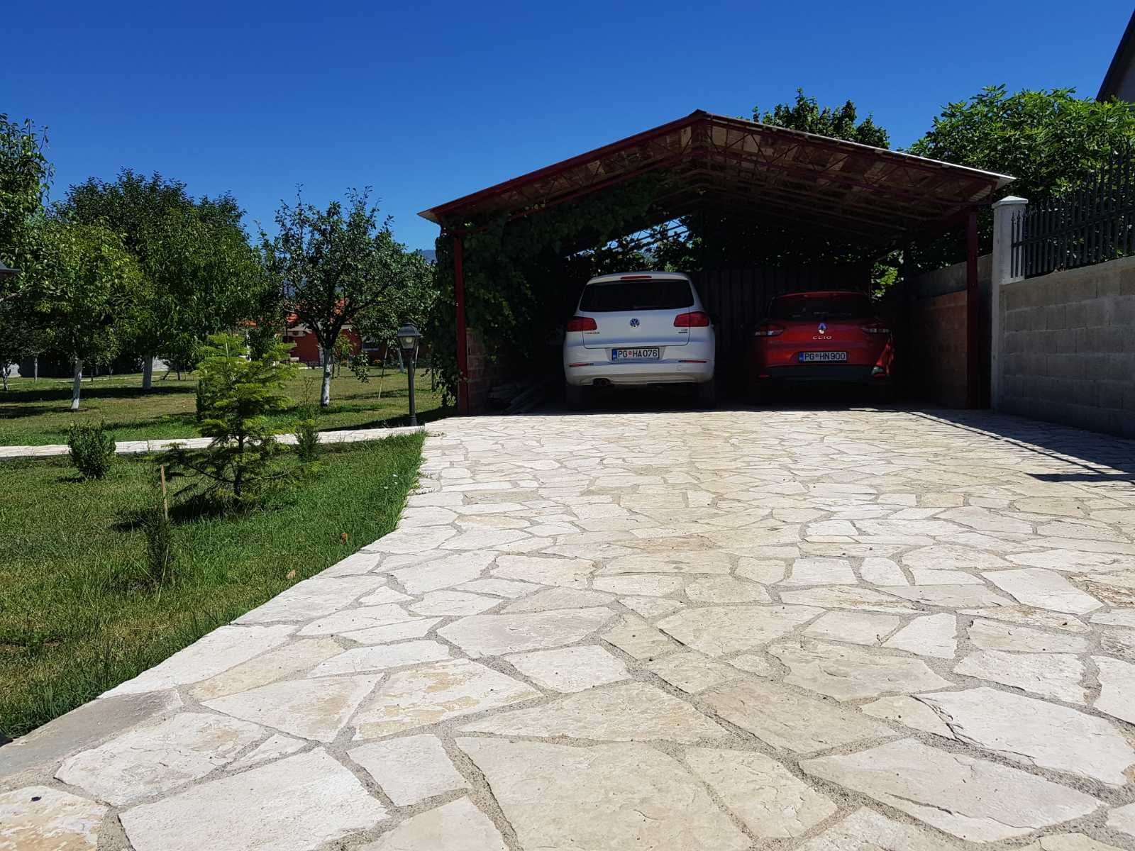 Prodaje se imanje od 3.000 m² sa dva kućna objekta, voćnjakom i garažom – Sušica, Danilovgrad - Amfora Real Estate