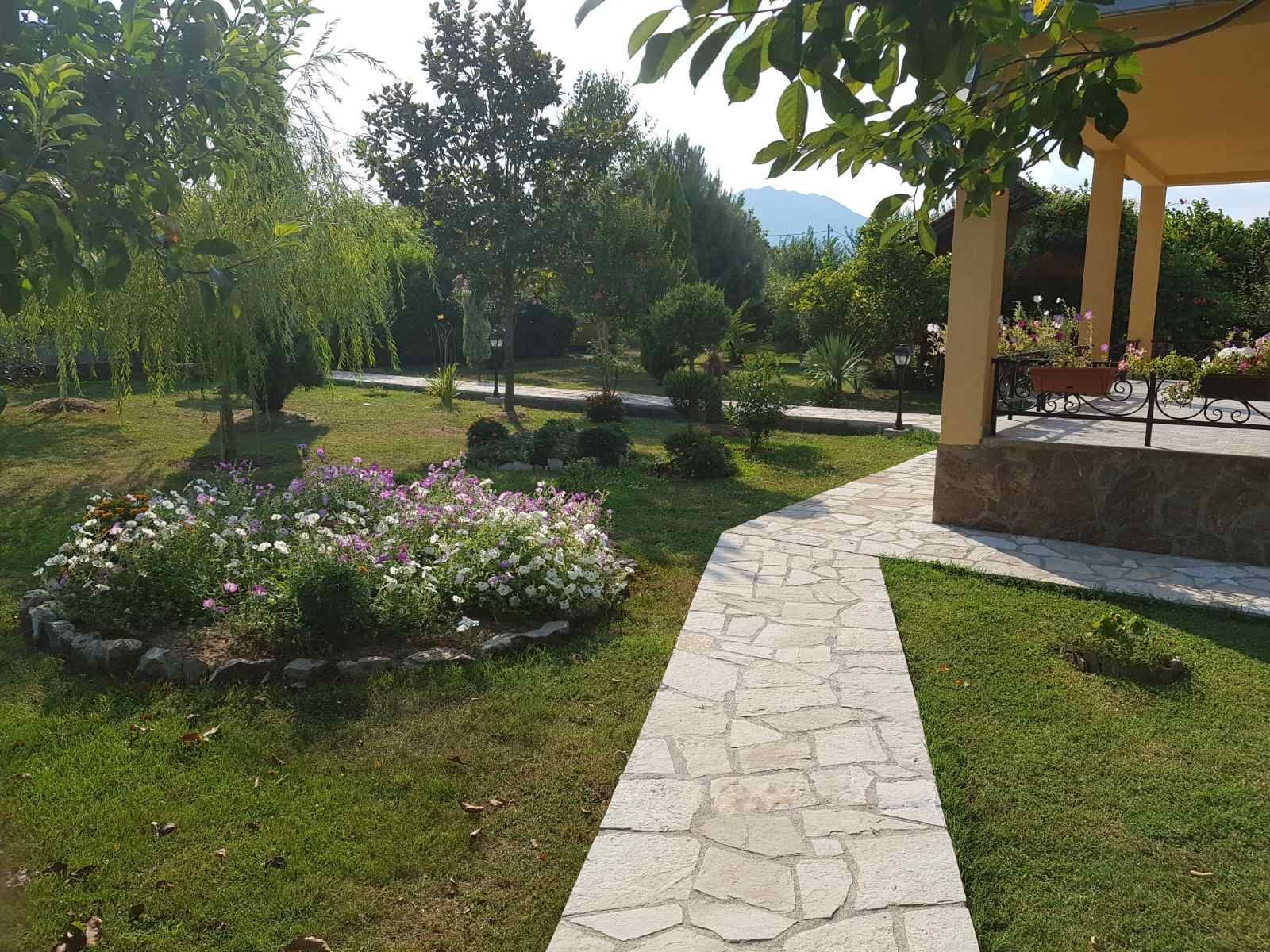 Prodaje se imanje od 3.000 m² sa dva kućna objekta, voćnjakom i garažom – Sušica, Danilovgrad - Amfora Real Estate