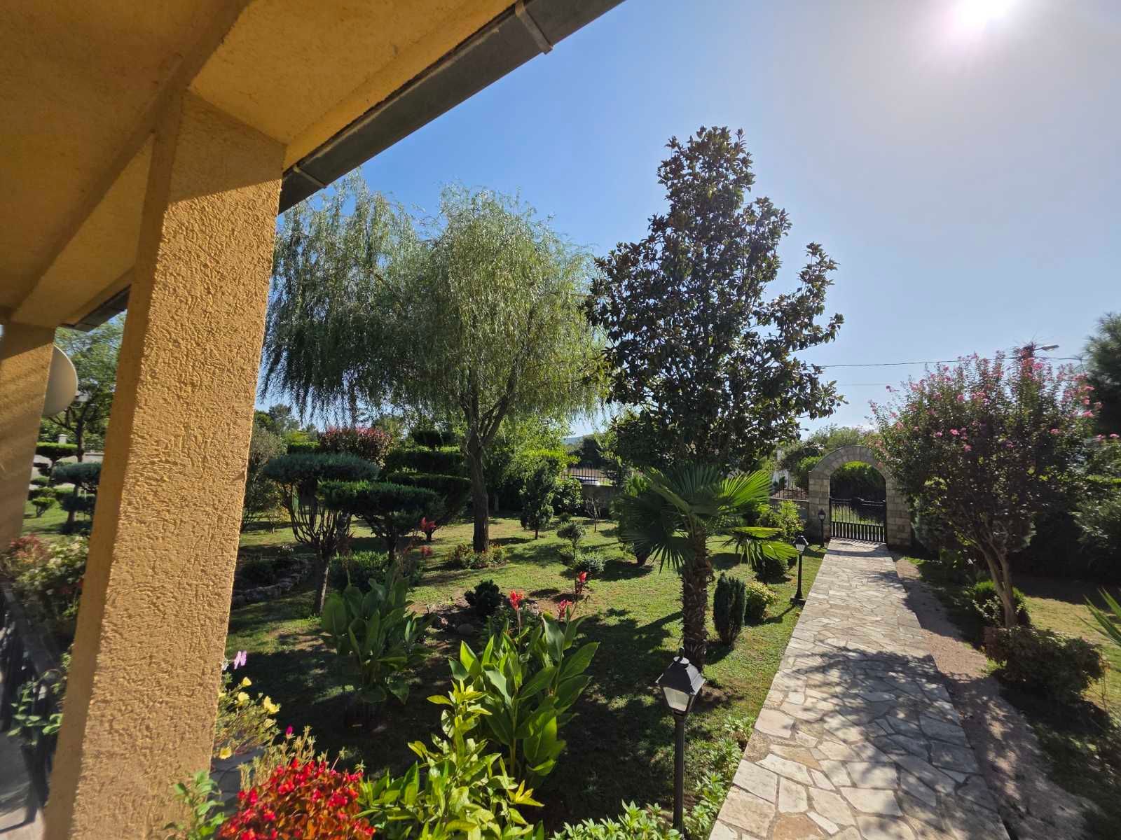 Prodaje se imanje od 3.000 m² sa dva kućna objekta, voćnjakom i garažom – Sušica, Danilovgrad - Amfora Real Estate