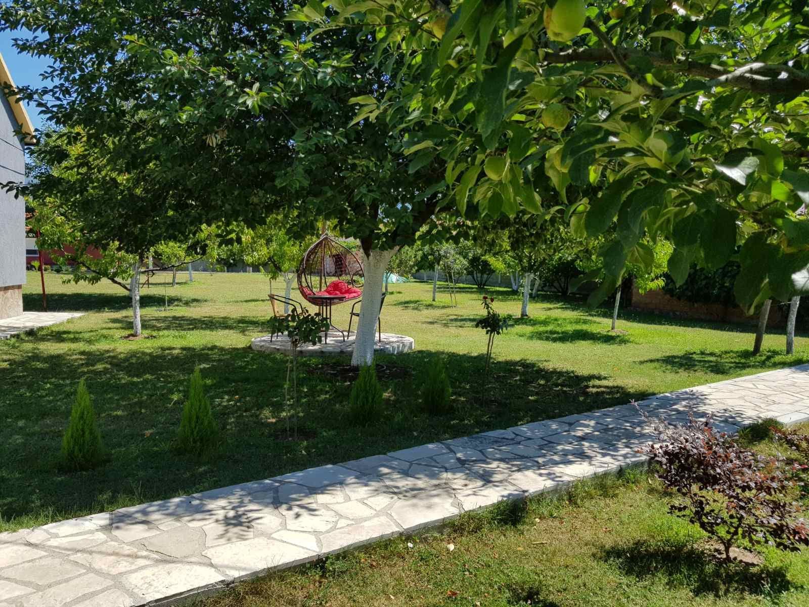 Prodaje se imanje od 3.000 m² sa dva kućna objekta, voćnjakom i garažom – Sušica, Danilovgrad - Amfora Real Estate