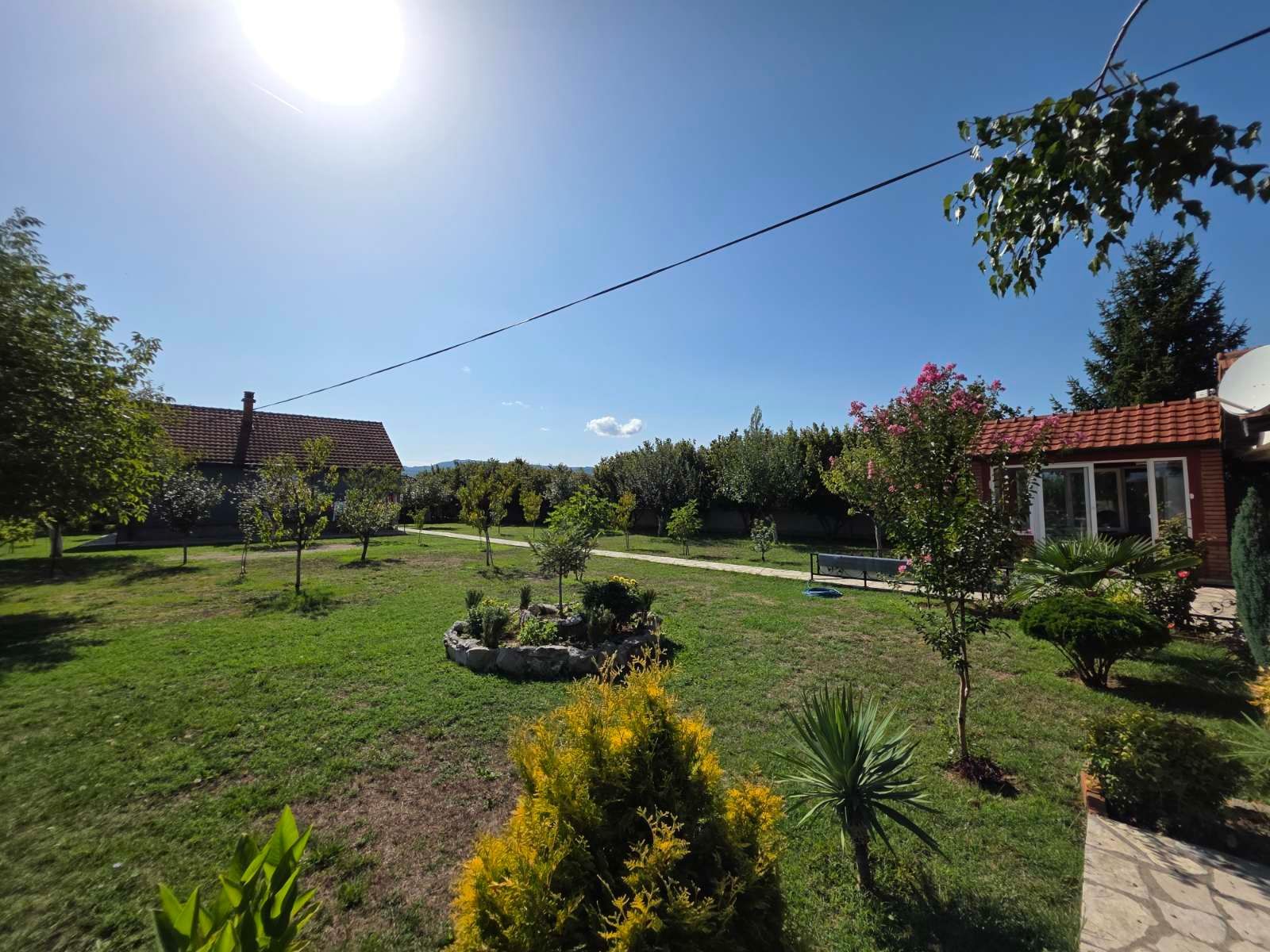 Prodaje se imanje od 3.000 m² sa dva kućna objekta, voćnjakom i garažom – Sušica, Danilovgrad - Amfora Real Estate