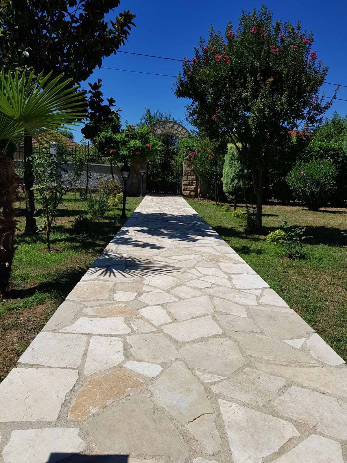 Prodaje se imanje od 3.000 m² sa dva kućna objekta, voćnjakom i garažom – Sušica, Danilovgrad - Amfora Real Estate