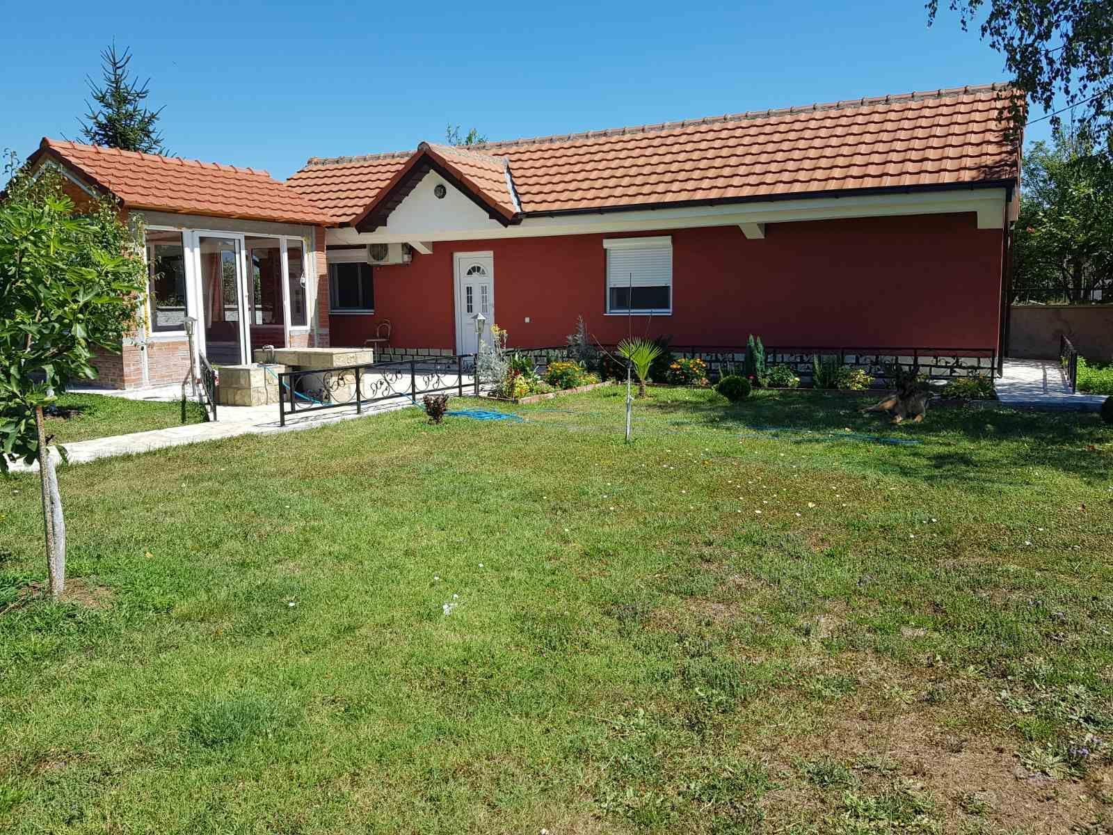 Prodaje se imanje od 3.000 m² sa dva kućna objekta, voćnjakom i garažom – Sušica, Danilovgrad - Amfora Real Estate