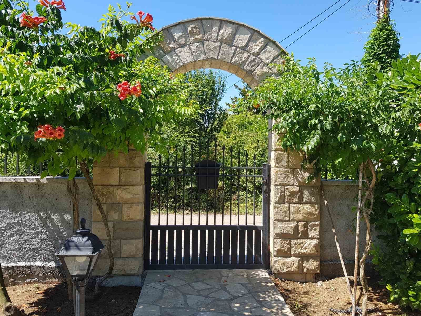 Prodaje se imanje od 3.000 m² sa dva kućna objekta, voćnjakom i garažom – Sušica, Danilovgrad - Amfora Real Estate