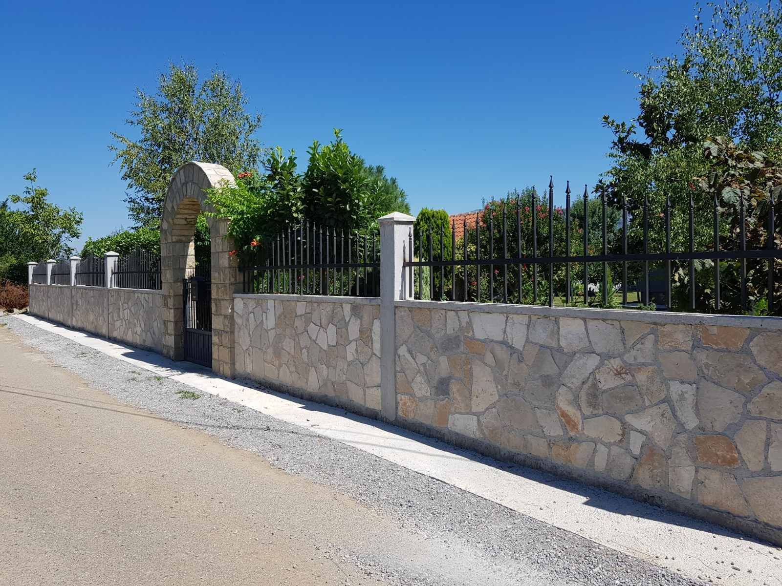 Prodaje se imanje od 3.000 m² sa dva kućna objekta, voćnjakom i garažom – Sušica, Danilovgrad - Amfora Real Estate