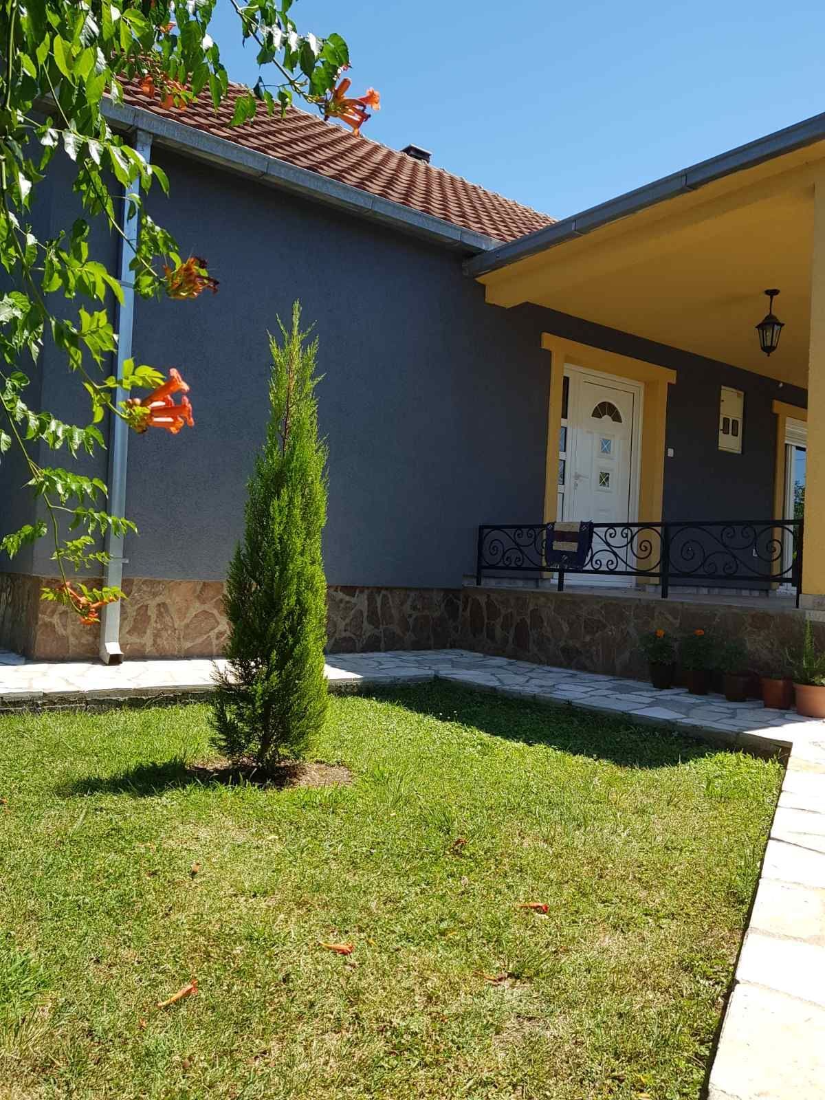 Prodaje se imanje od 3.000 m² sa dva kućna objekta, voćnjakom i garažom – Sušica, Danilovgrad - Amfora Real Estate