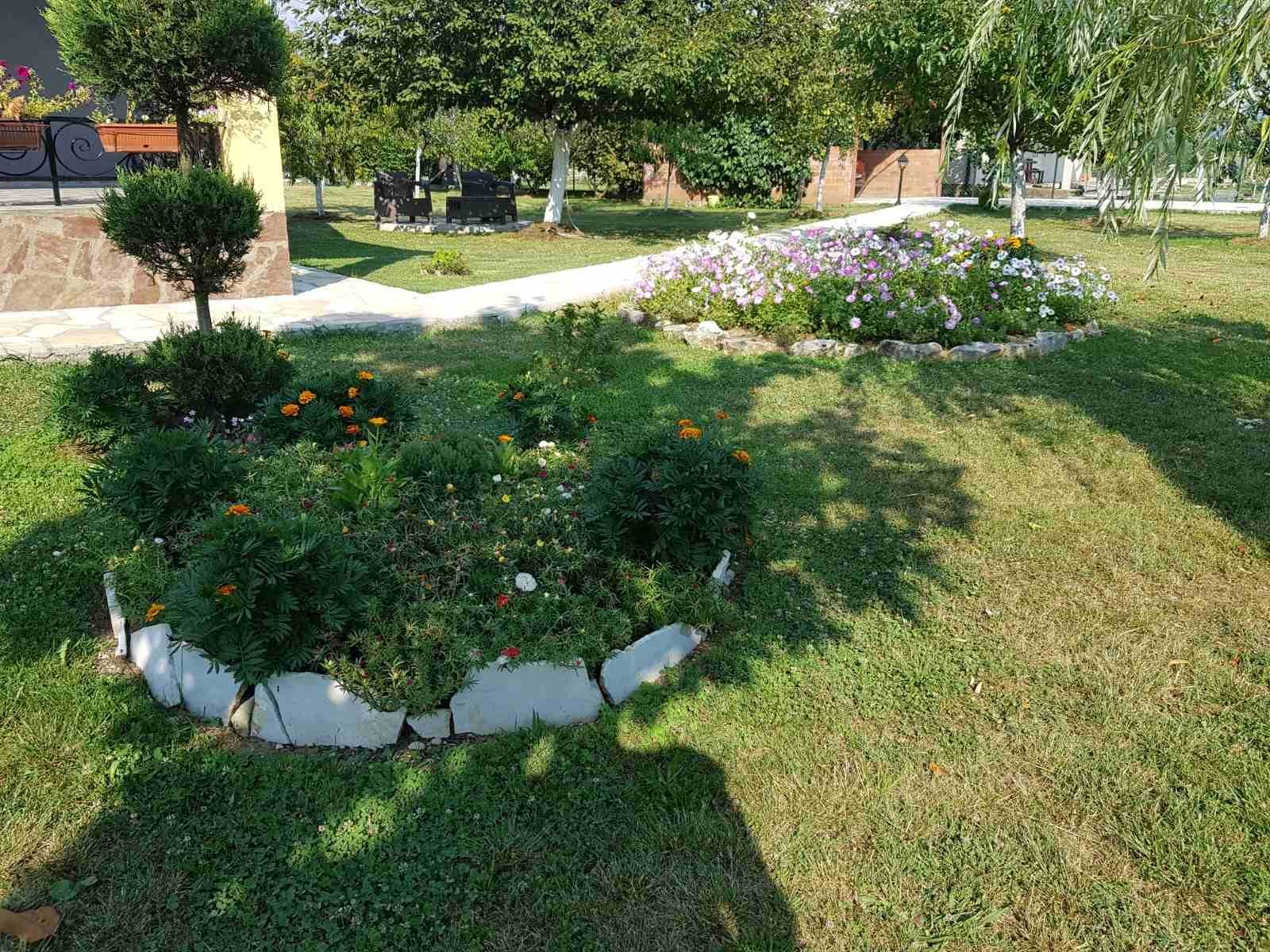 Prodaje se imanje od 3.000 m² sa dva kućna objekta, voćnjakom i garažom – Sušica, Danilovgrad - Amfora Real Estate