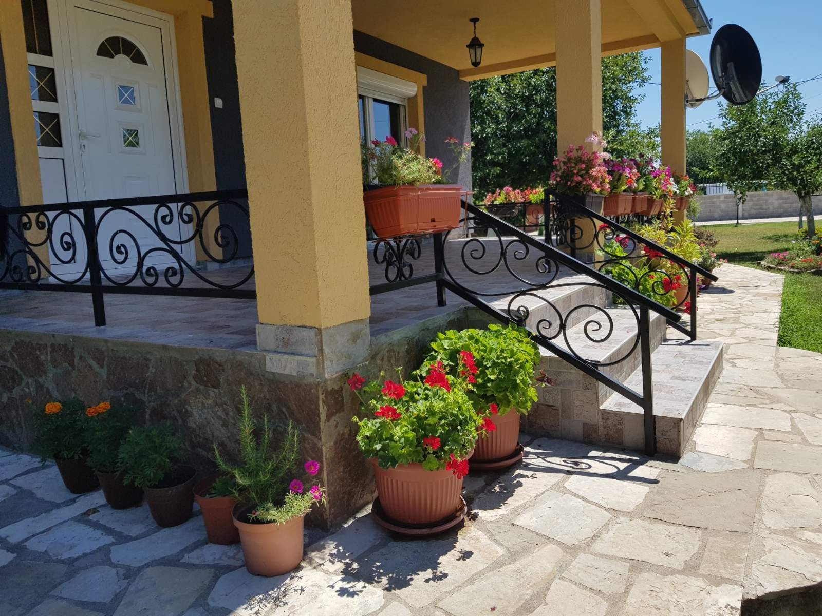 Prodaje se imanje od 3.000 m² sa dva kućna objekta, voćnjakom i garažom – Sušica, Danilovgrad - Amfora Real Estate