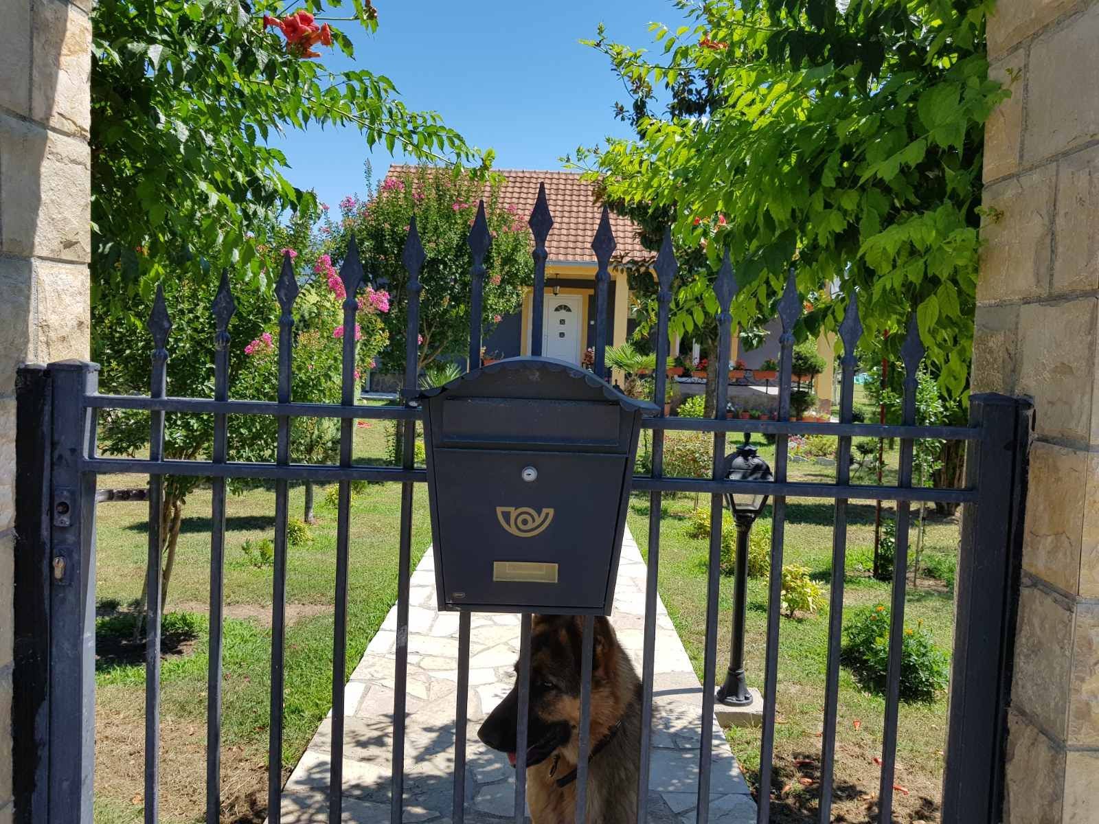 Prodaje se imanje od 3.000 m² sa dva kućna objekta, voćnjakom i garažom – Sušica, Danilovgrad - Amfora Real Estate